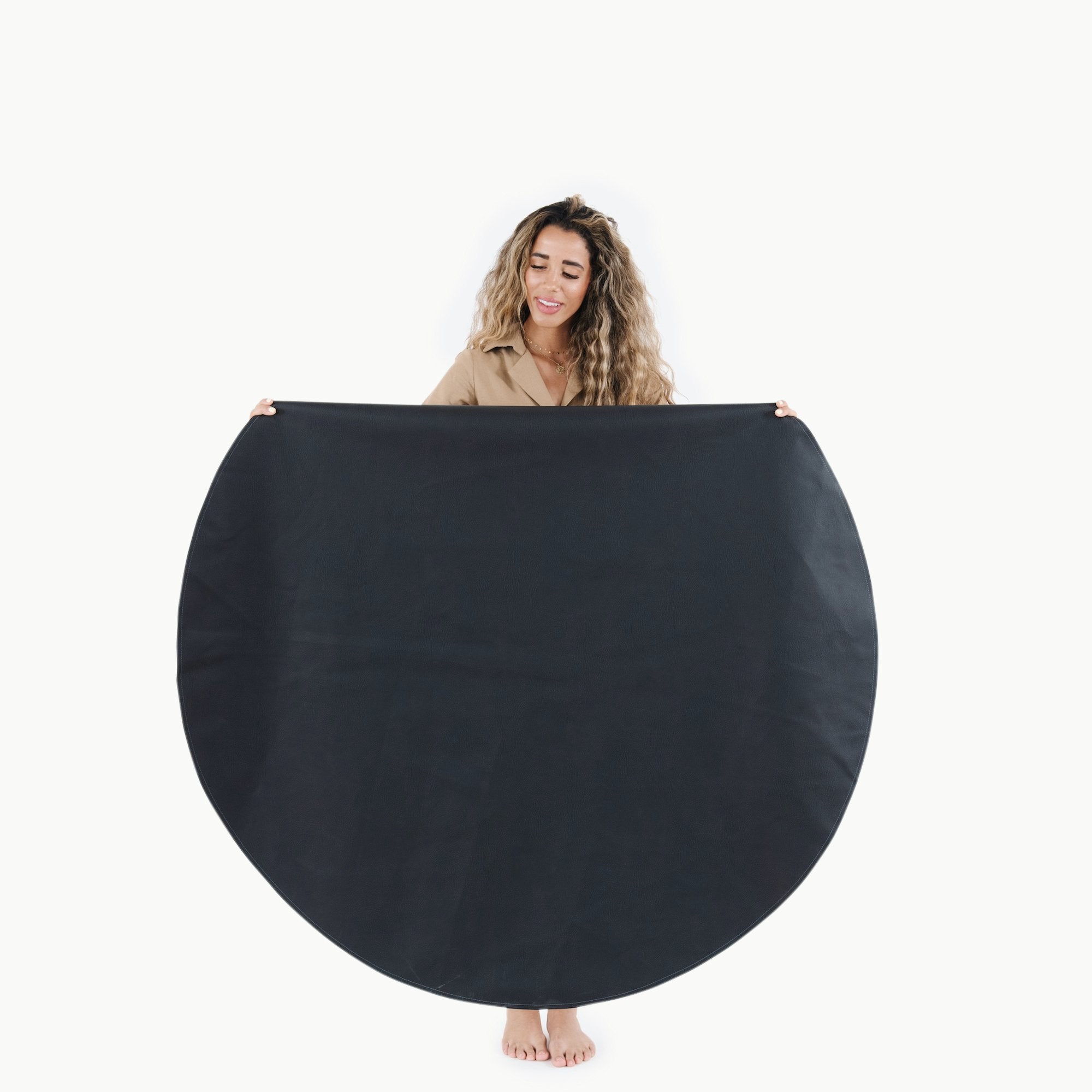 Raven (on sale) / Circle@Woman holding the Raven Circle Midi Mat