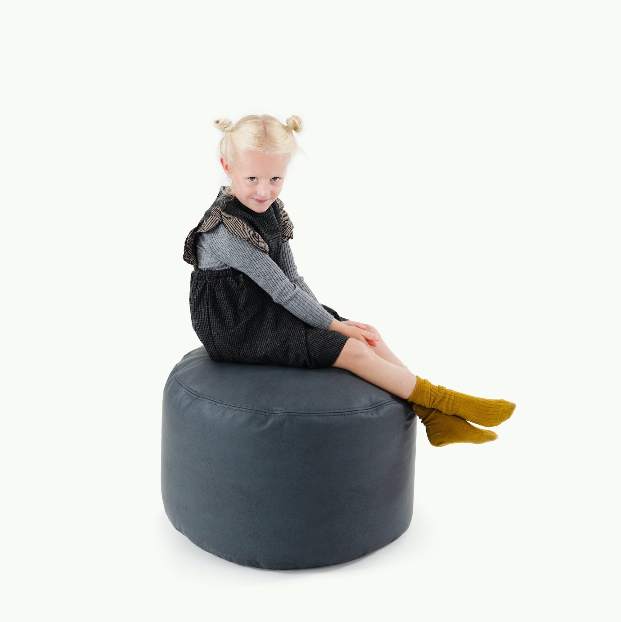 Nightfall (on sale)@Kid sitting on the Nigthfall Circle Pouf