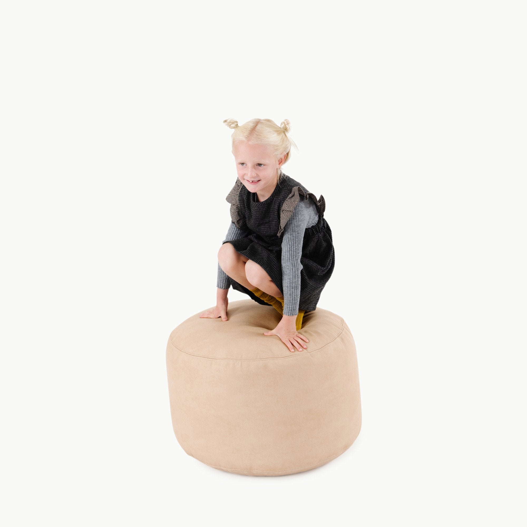 Untanned (on sale) / Circle@Kid sitting on the Untanned Circle Pouf