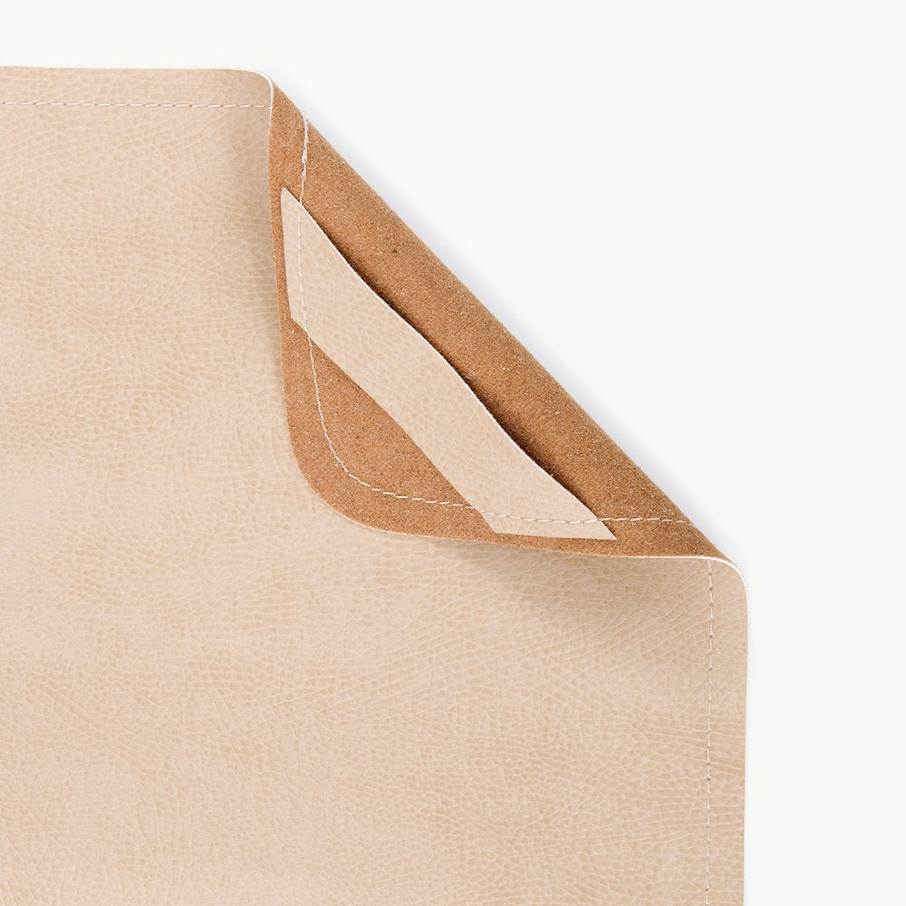 Untanned@Hanging tab detail on the Untanned Midi+ Mat