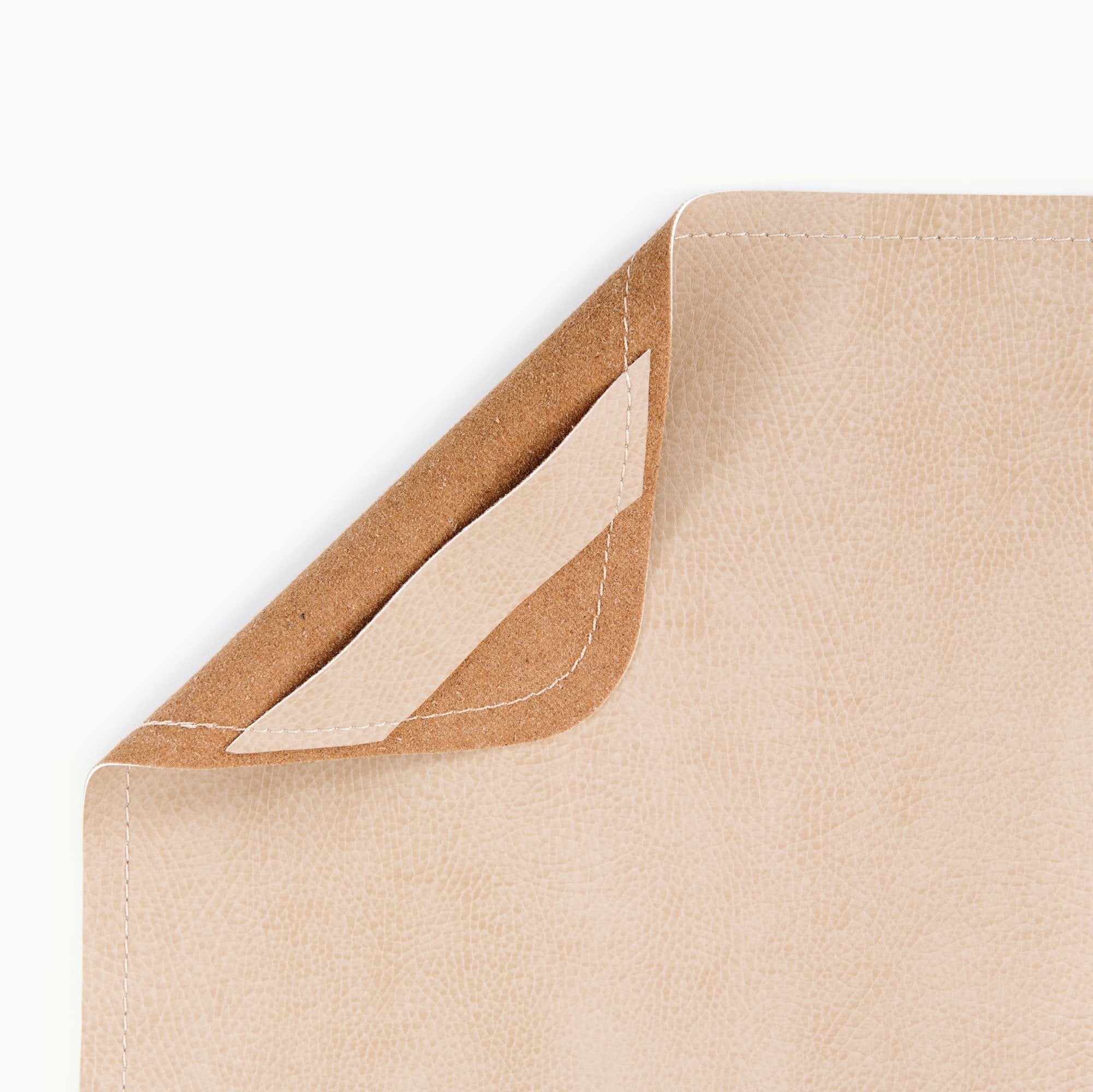 Untanned (on sale) / Square@Hanging tab detail on the Untanned Midi Mat