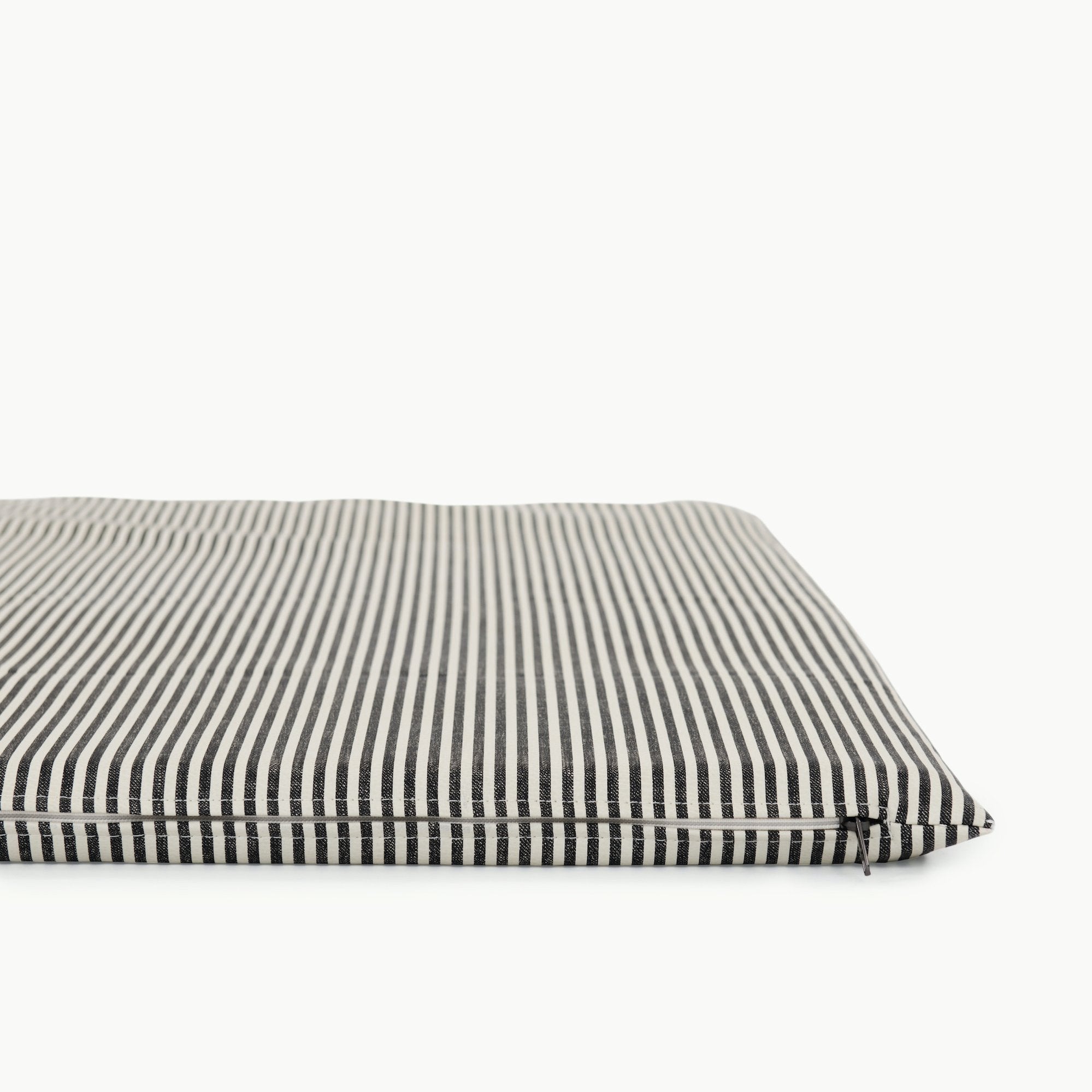 Stone Stripe / Square@Zipper detail shot of Stone Stripe Square Padded Mini Playmat
