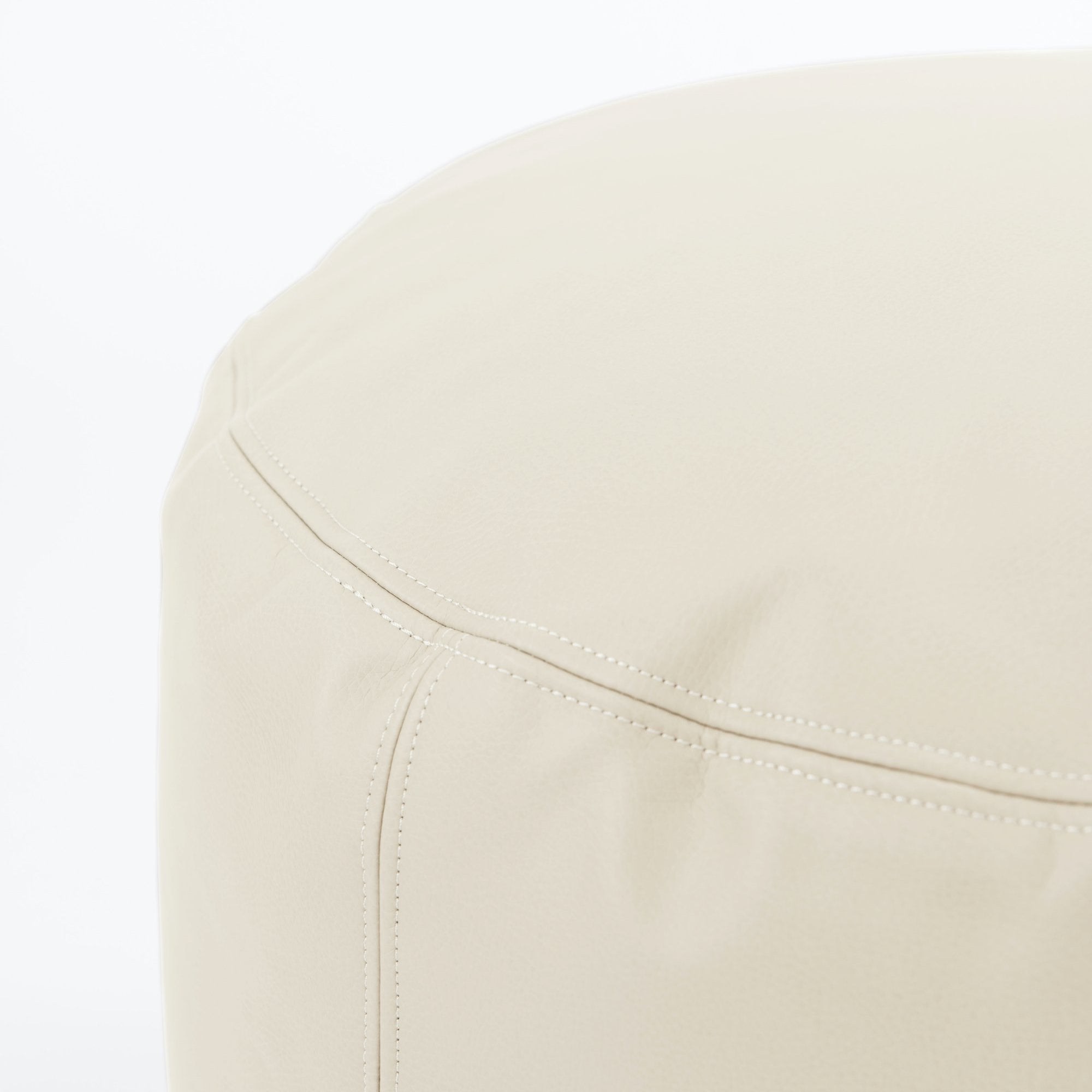 Blanc (on sale)@Close up of the Blanc Circle Pouf