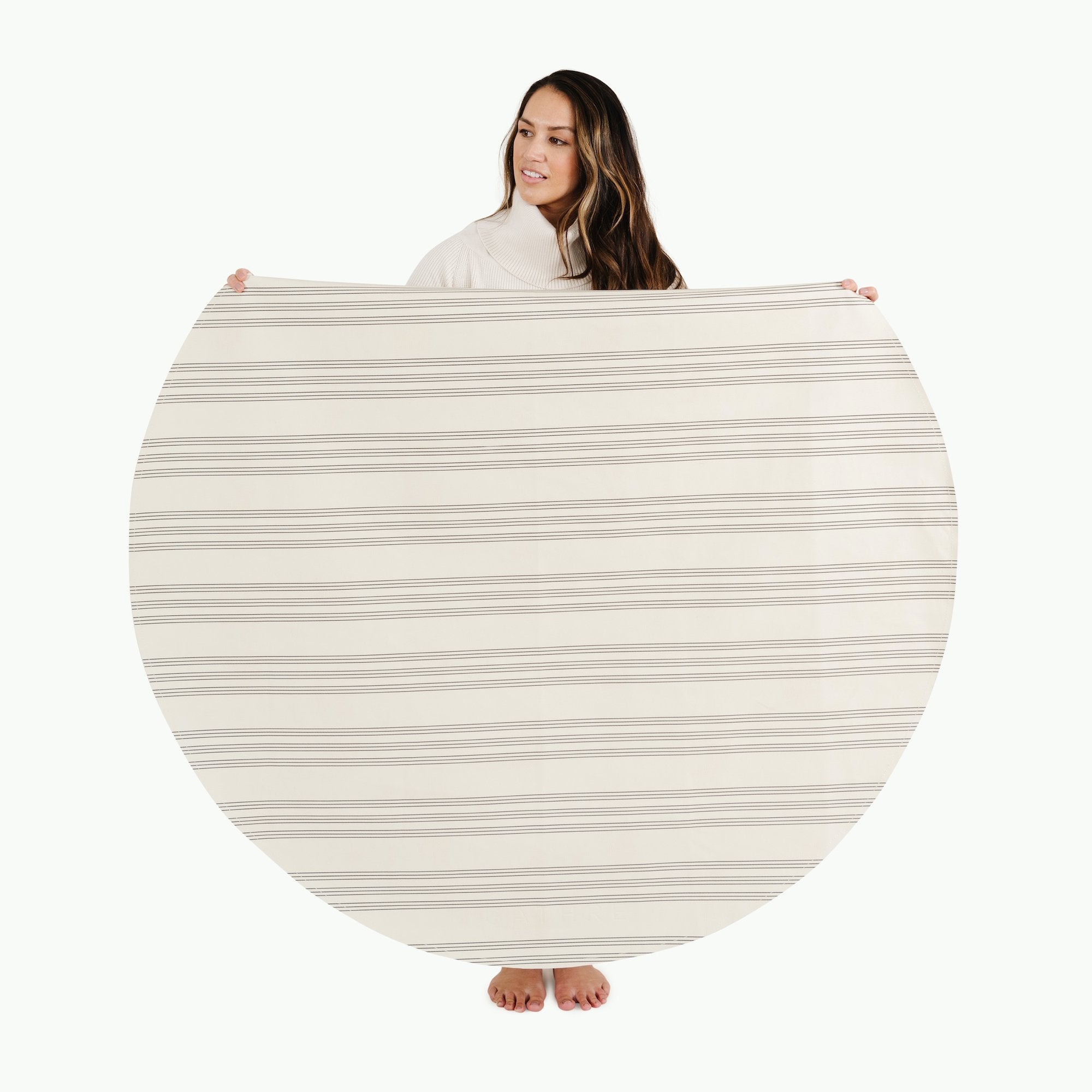 Pencil Stripe (on sale) / Circle@Woman holding the Pencil Stripe Midi Circle Mat