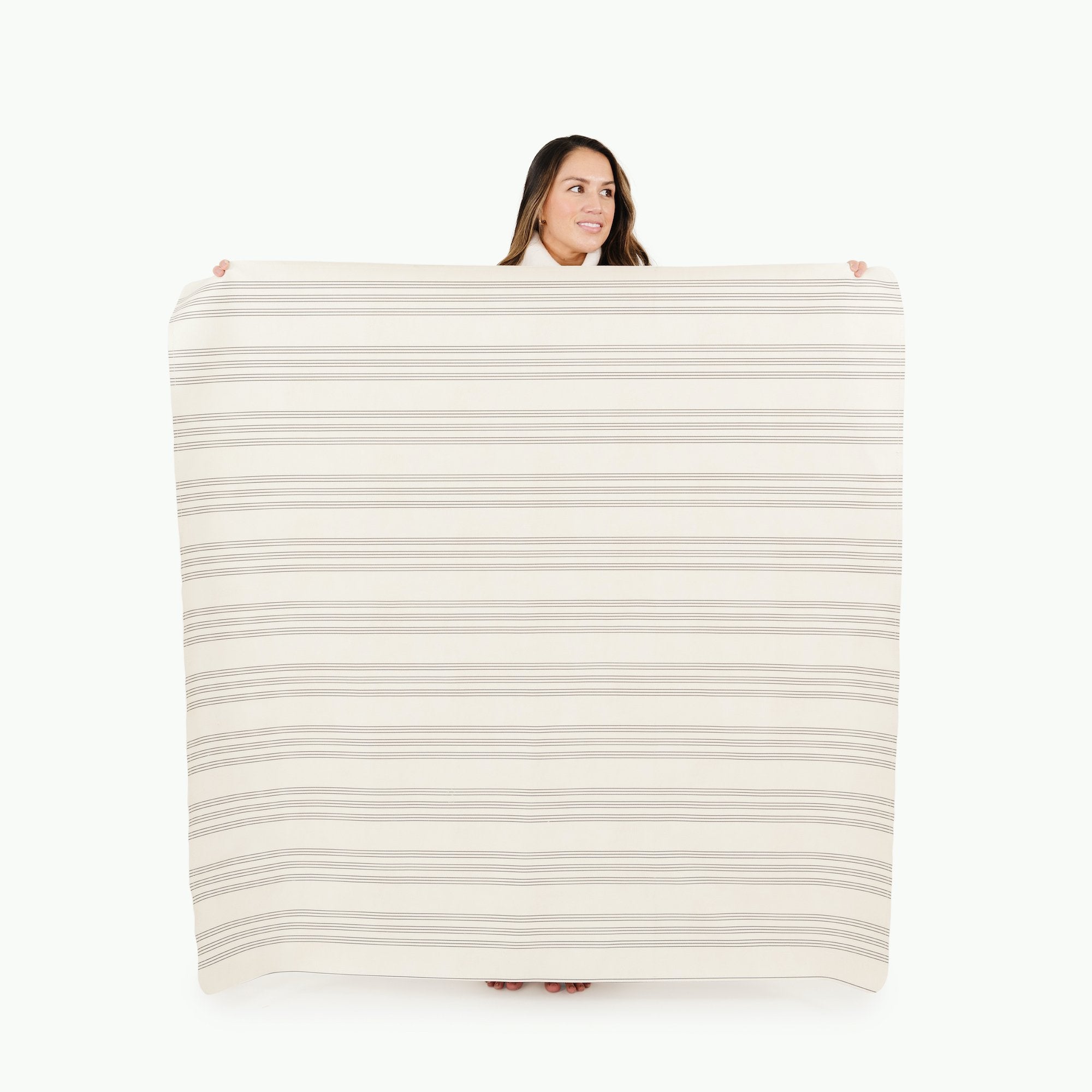 Pencil Stripe (on sale) / Square@Woman holding the Pencil Stripe Midi Square Mat