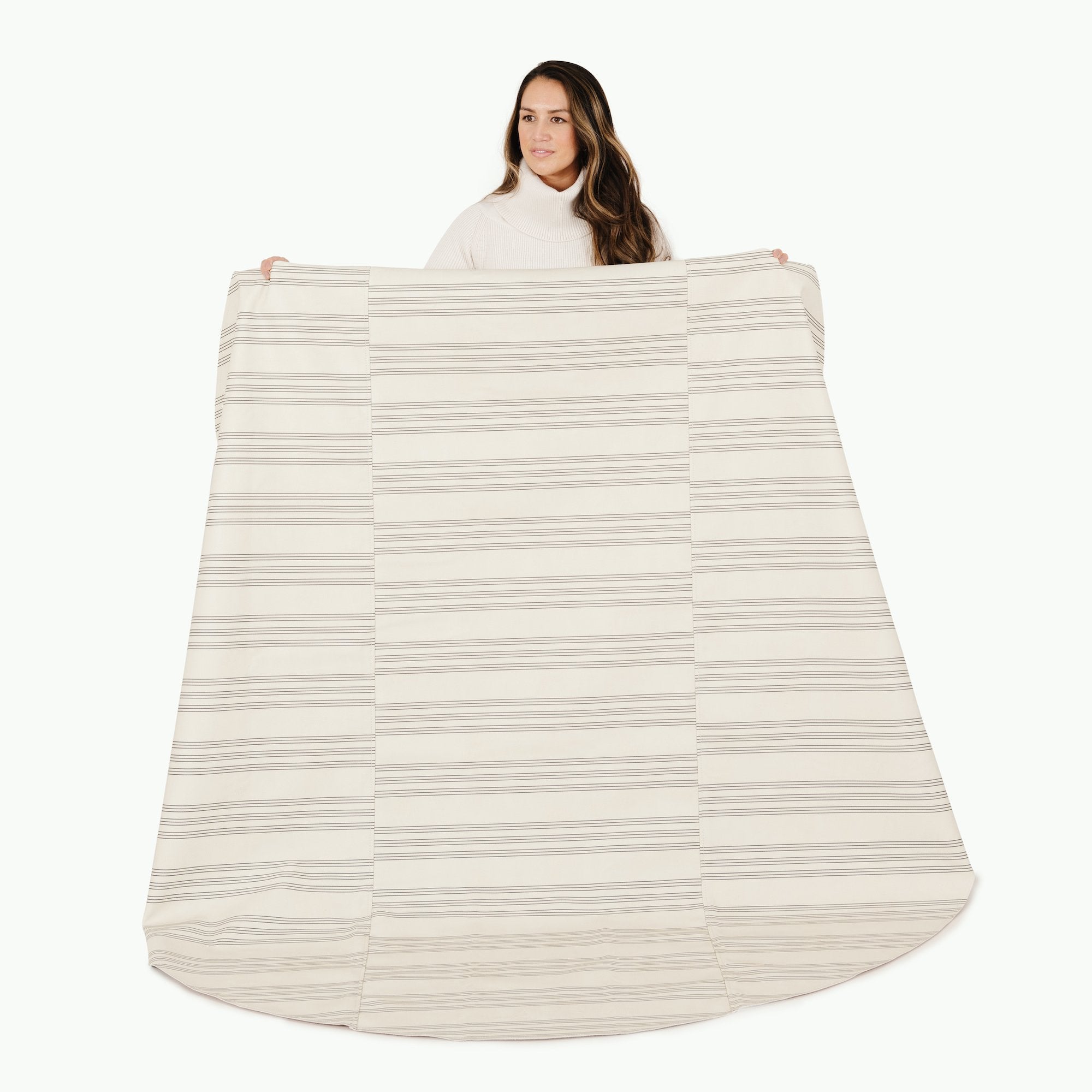 Pencil Stripe (on sale) / Circle@Woman holding a Pencil Stripe Circle Maxi Mat