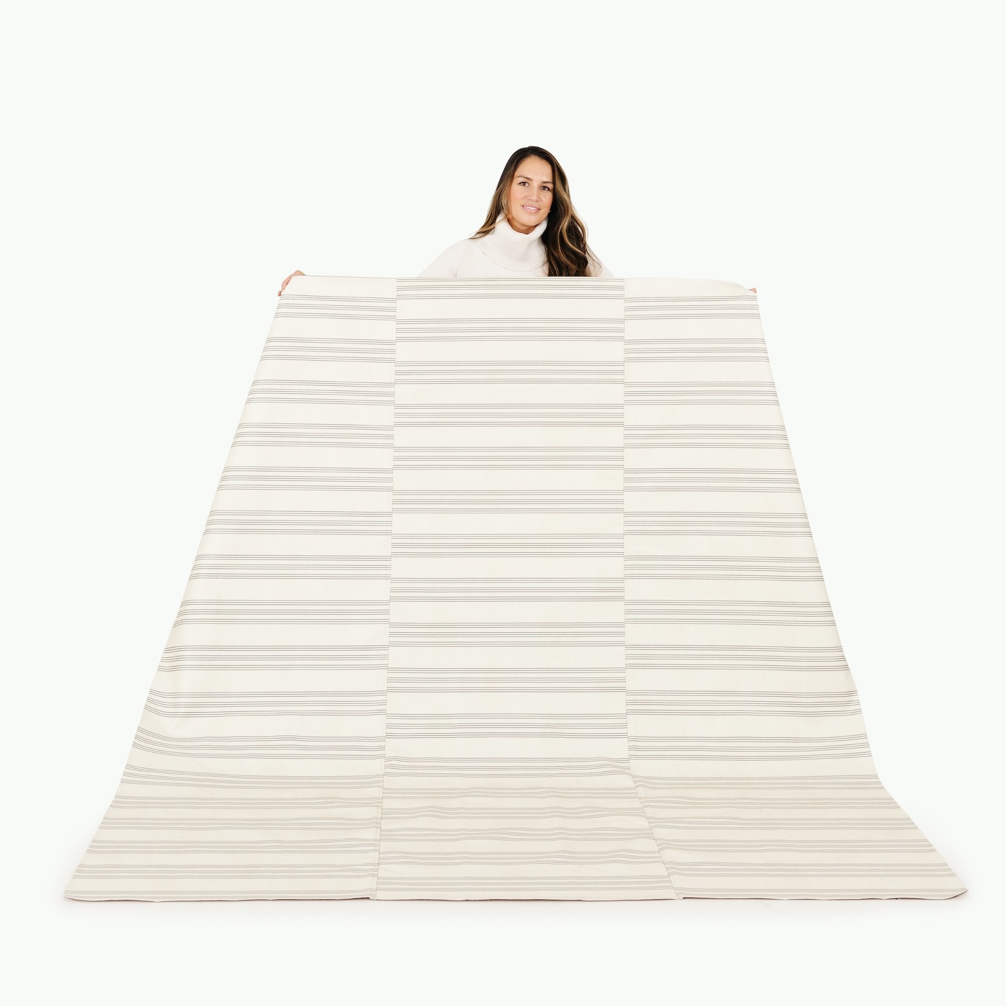 Pencil Stripe (on sale) / Square@Woman holding a Pencil Stripe Square Maxi Mat