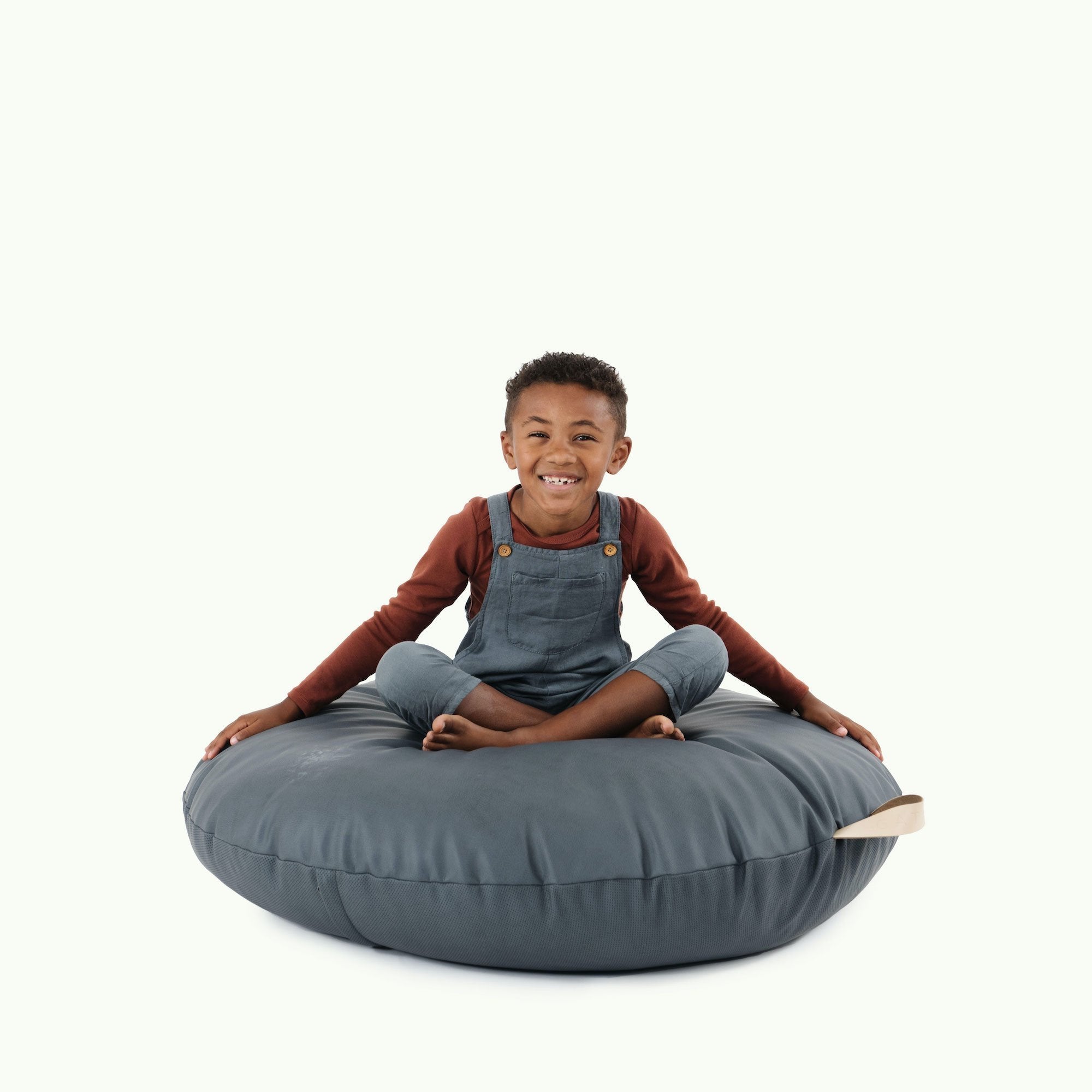 Nightfall (on sale) / Circle@Kid sitting on the Nightfall Circle Floor Cushion