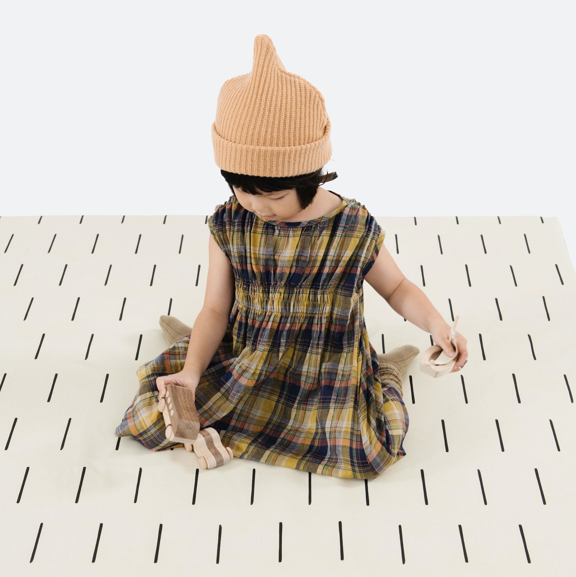 Blanc Dash (on sale)@girl playing with toys on blanc dash padded midi+