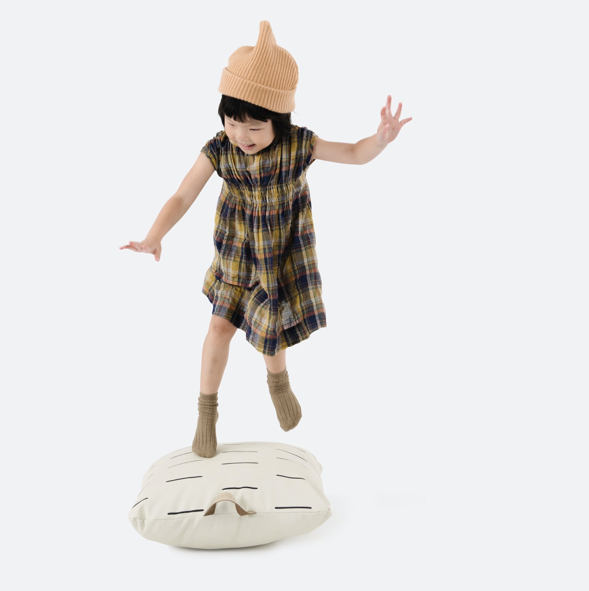 Blanc Dash (on sale) / Square@Kid jumping on the Blanc Dash Square Mini Floor Cushion