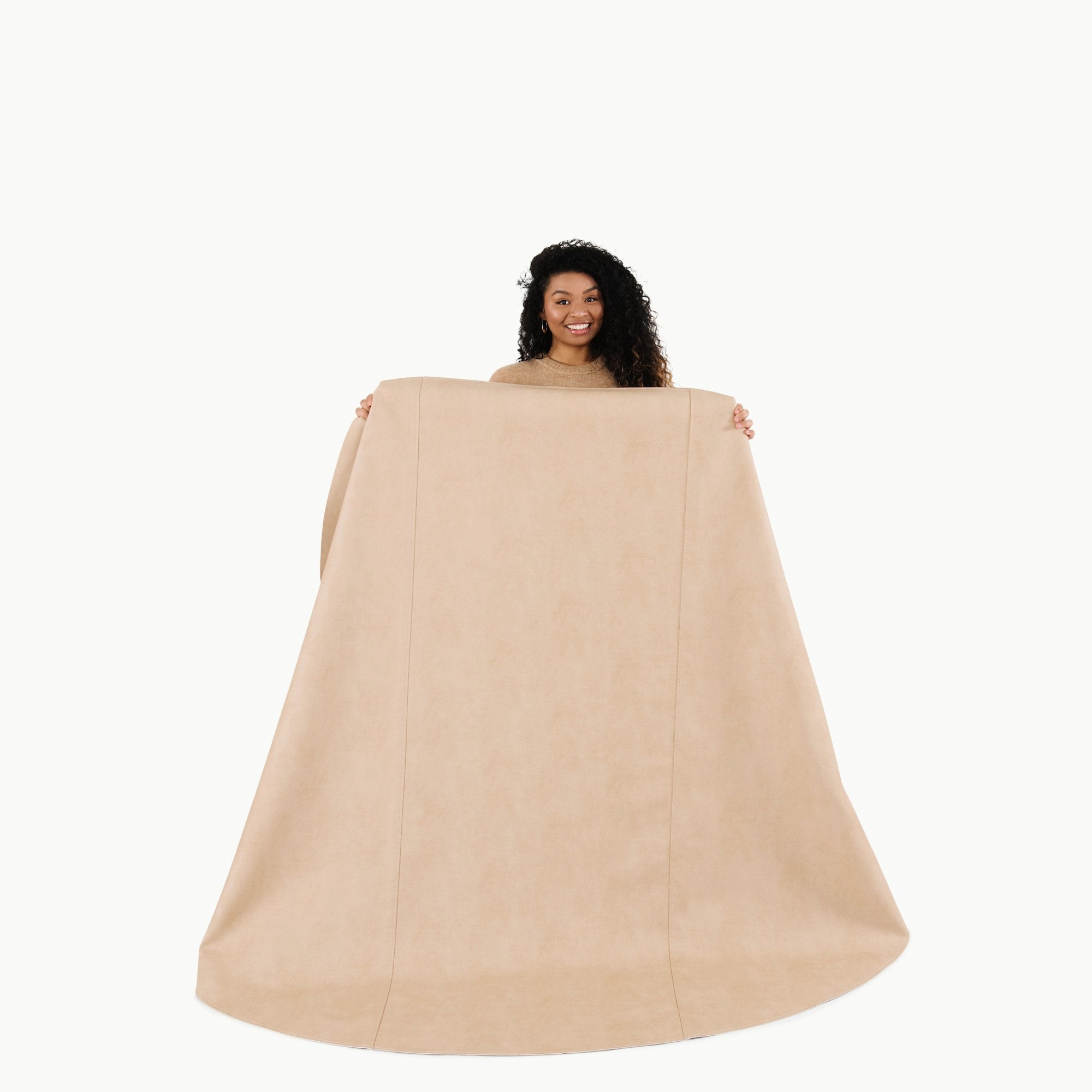 Untanned (on sale) / Circle@Woman holding the Untanned Maxi Circle Mat