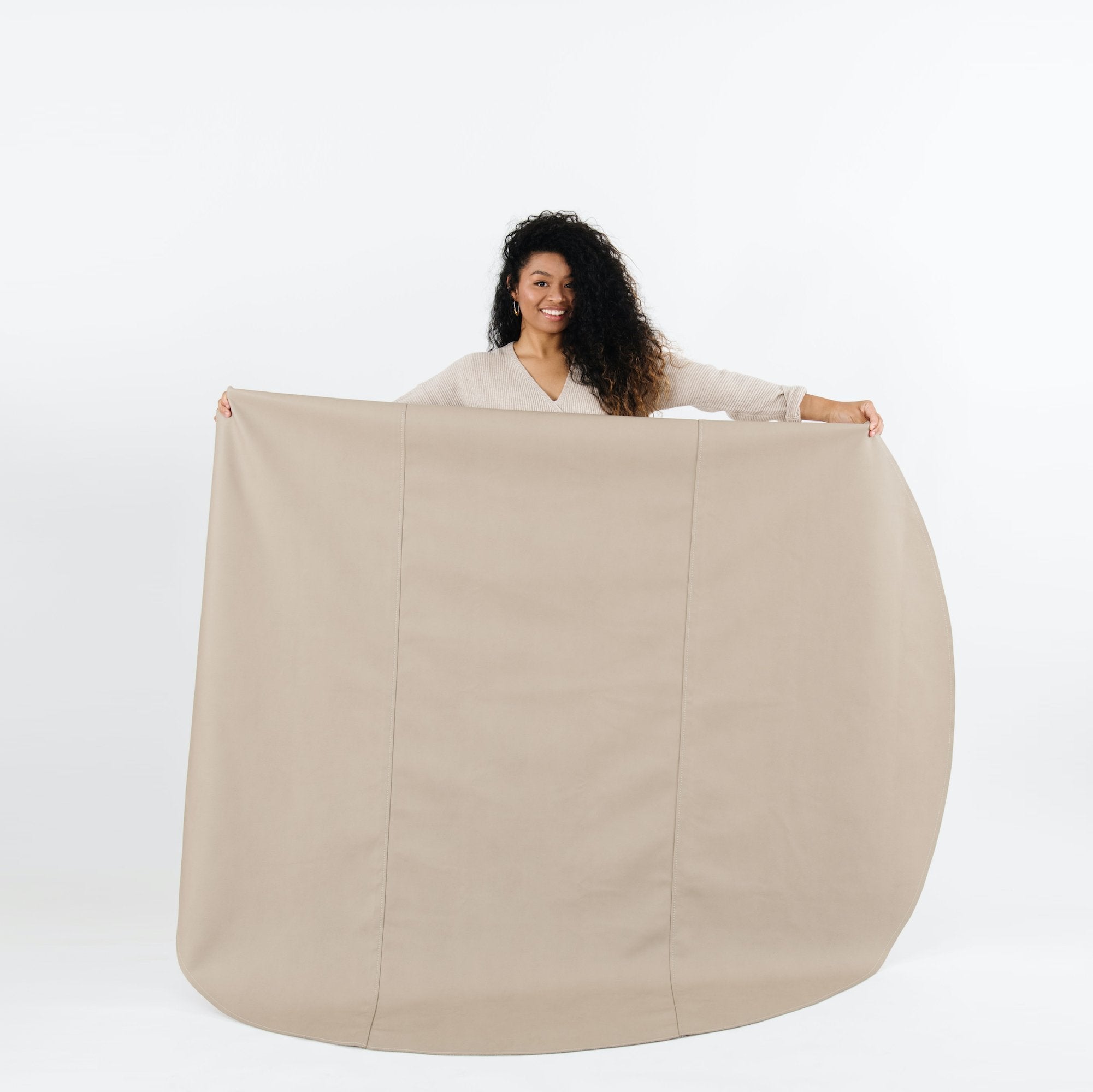 Ember (on sale) / Circle@Woman holding a Ember Circle Maxi Mat