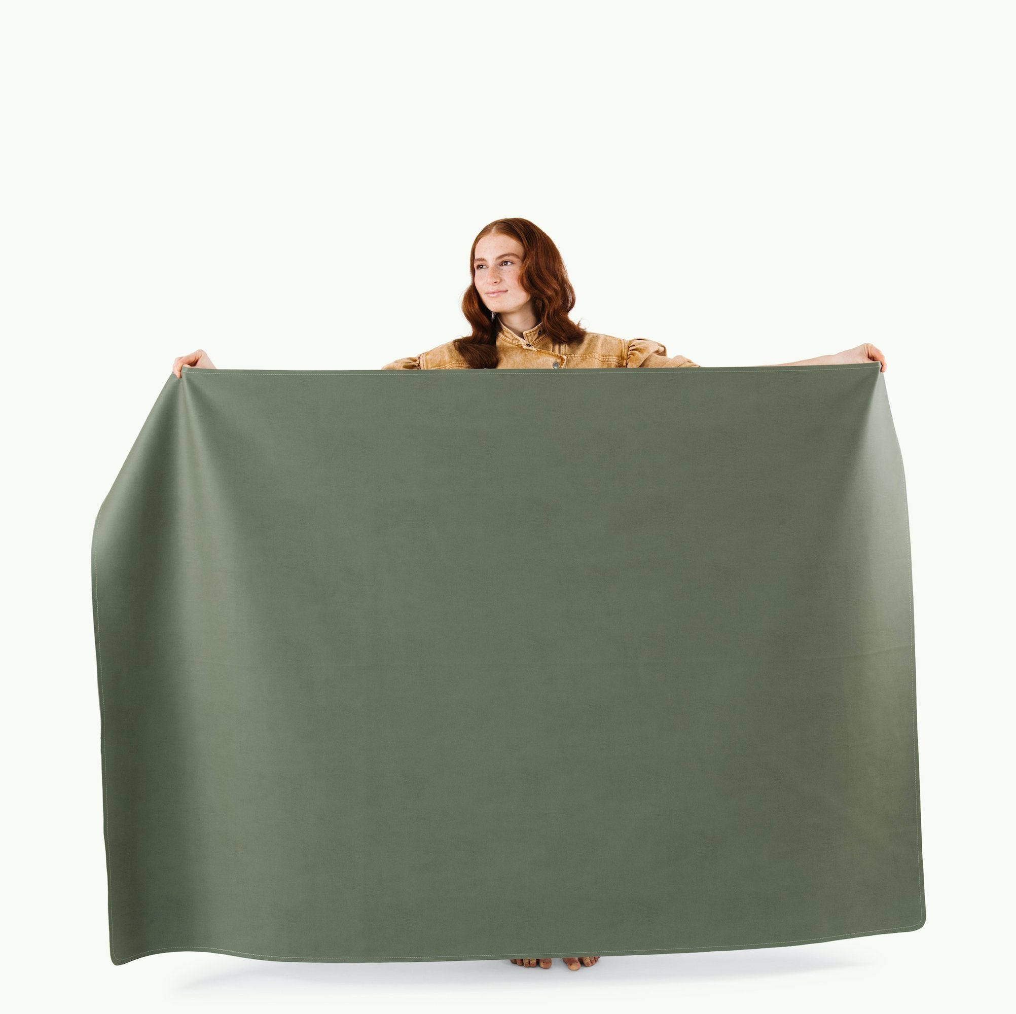 Thyme (on sale)@Woman holding the Thyme Midi+ Mat