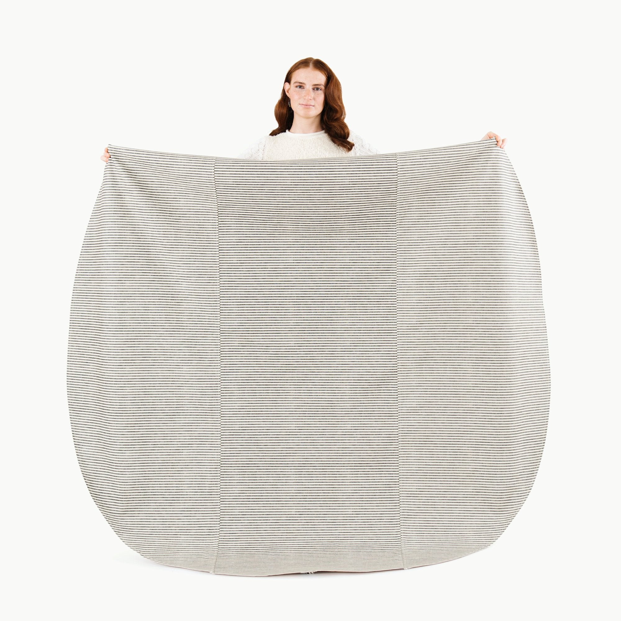 Stone Stripe / Circle@Woman holding the Stone Stripe Maxi Mat