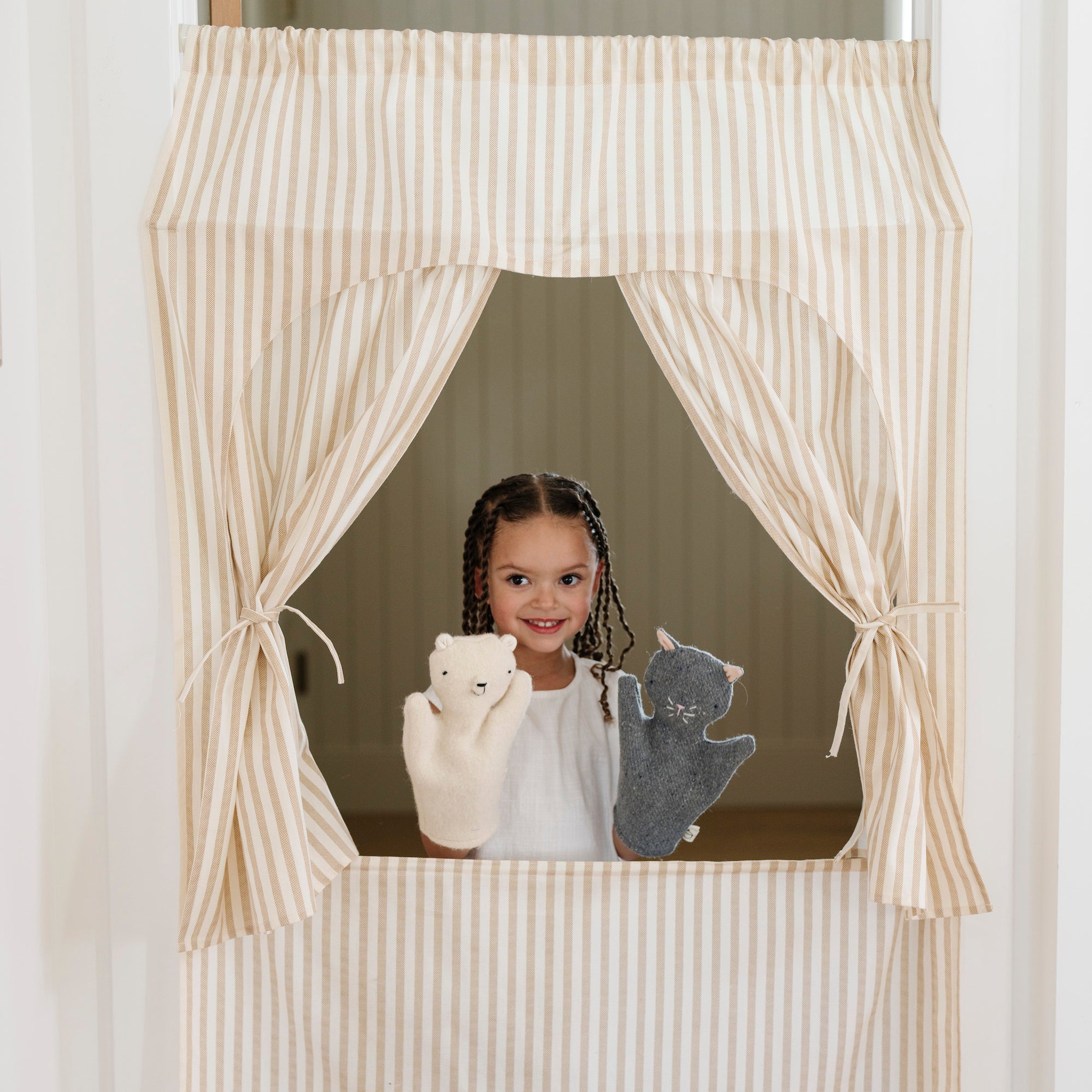 Cafe Stripe@little girl playing with the doorway theatre