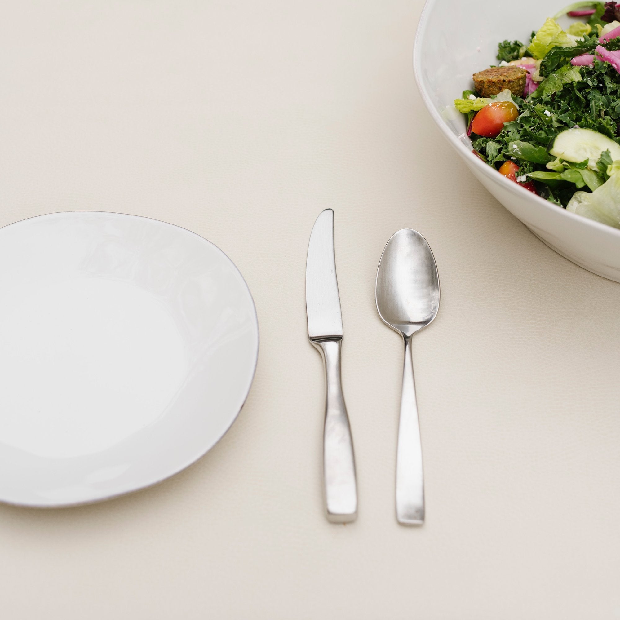 Blanc (on sale)@Overhead Blanc Tablecloth on table