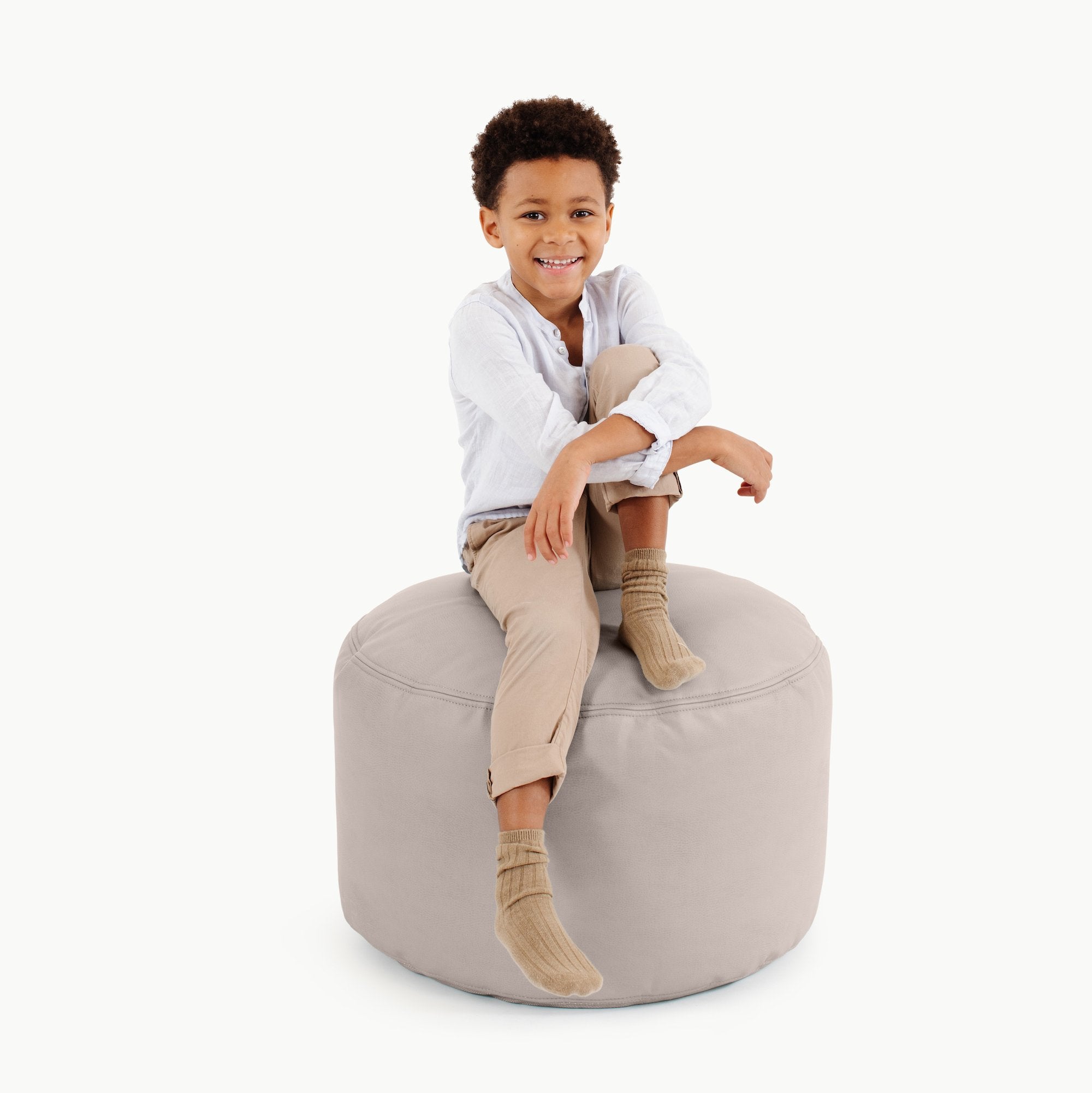 Gull (on sale)@kid sitting on the Gull Circle Pouf