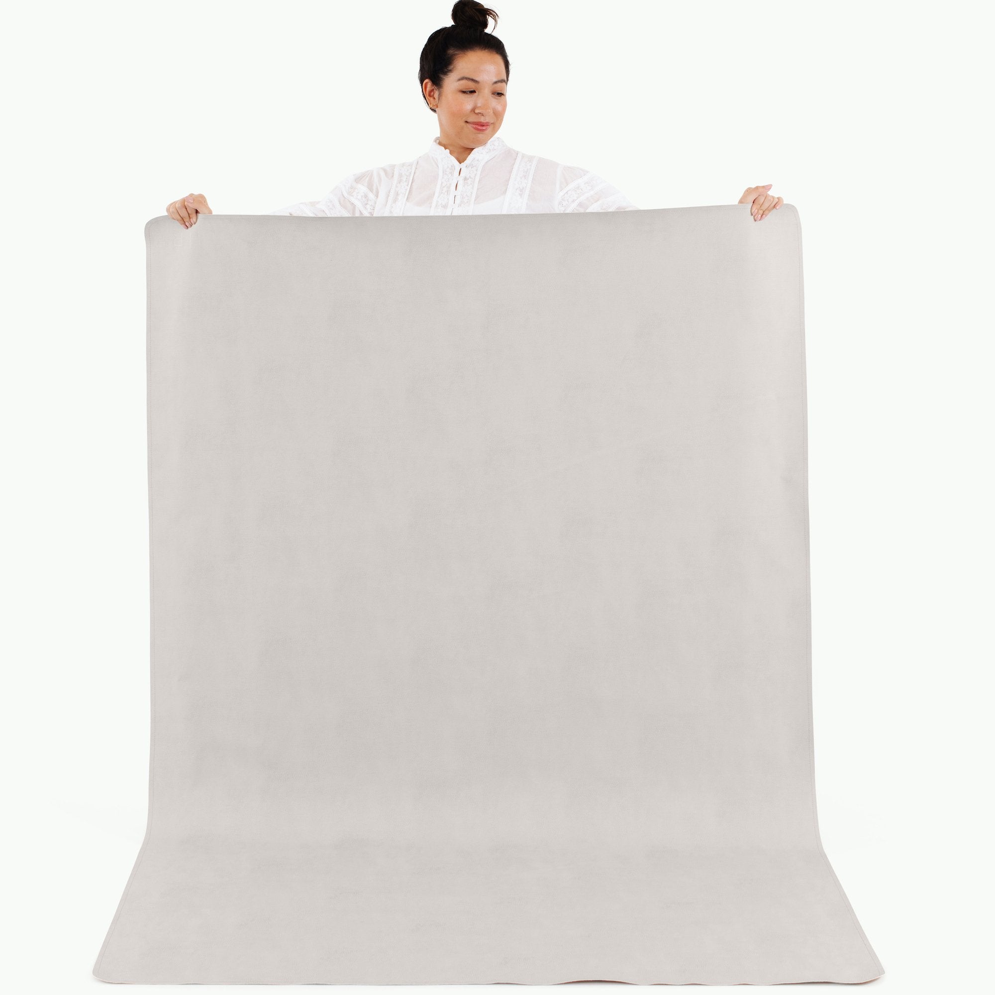 Gull (on sale)@Woman holding the Gull Midi+ Mat