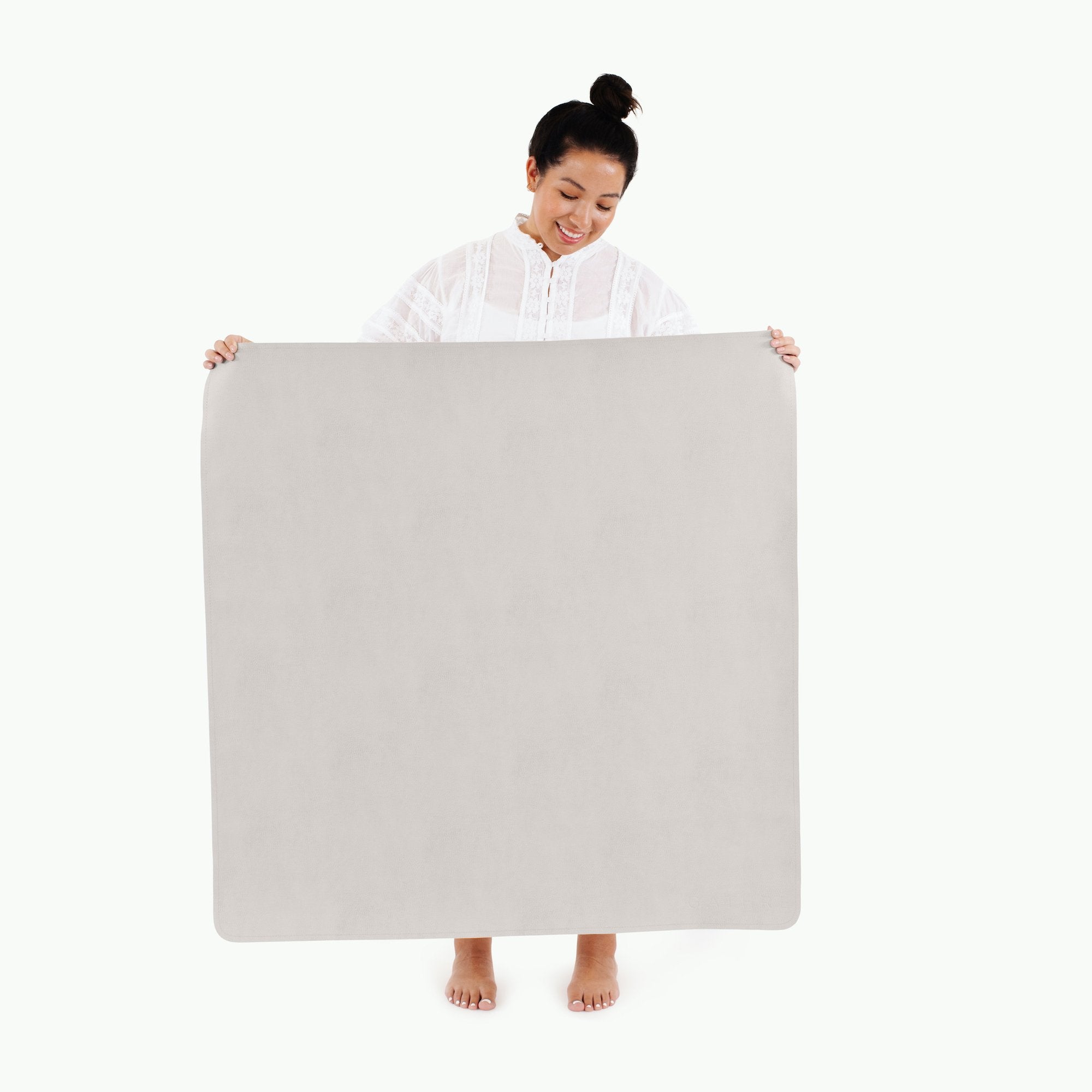 Gull (on sale)@Woman holding the Gull Mini Mat