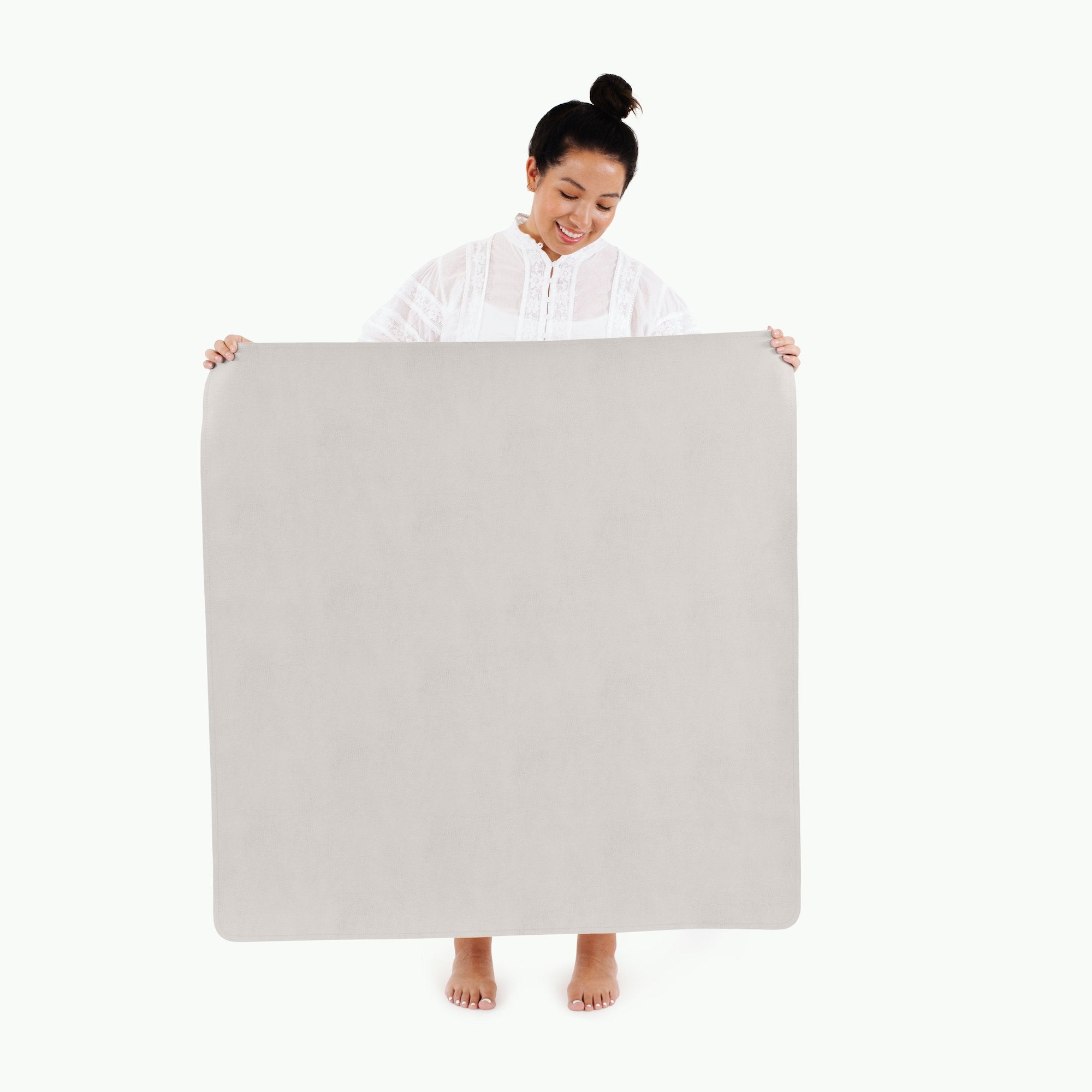 Gull (on sale)@Woman holding the Gull Mini Mat