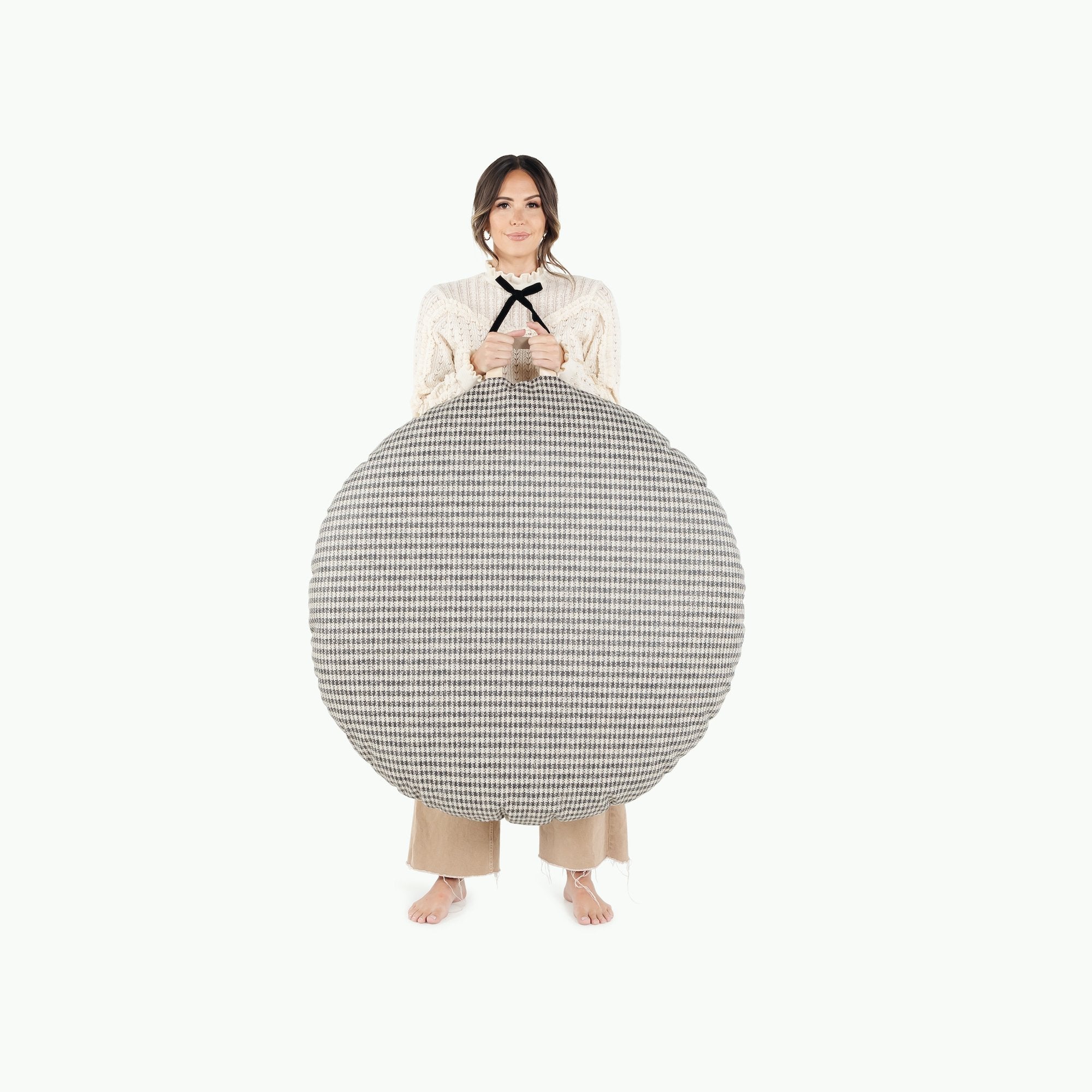 Houndstooth (on sale) / Circle@Woman holding the Houndstooth Circle Floor Cushion