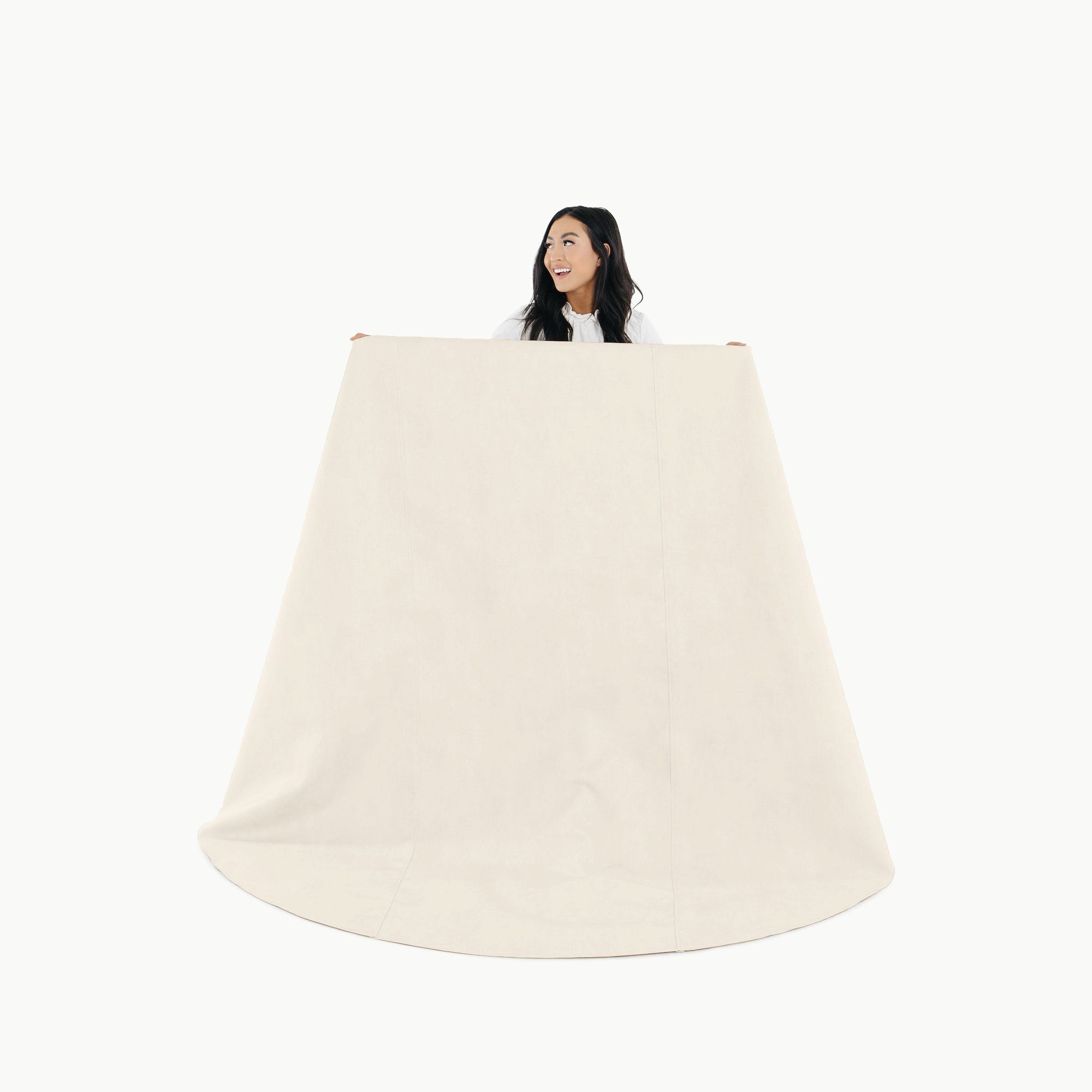 Ivory / Circle@Woman holding the Ivory Maxi Circle Mat