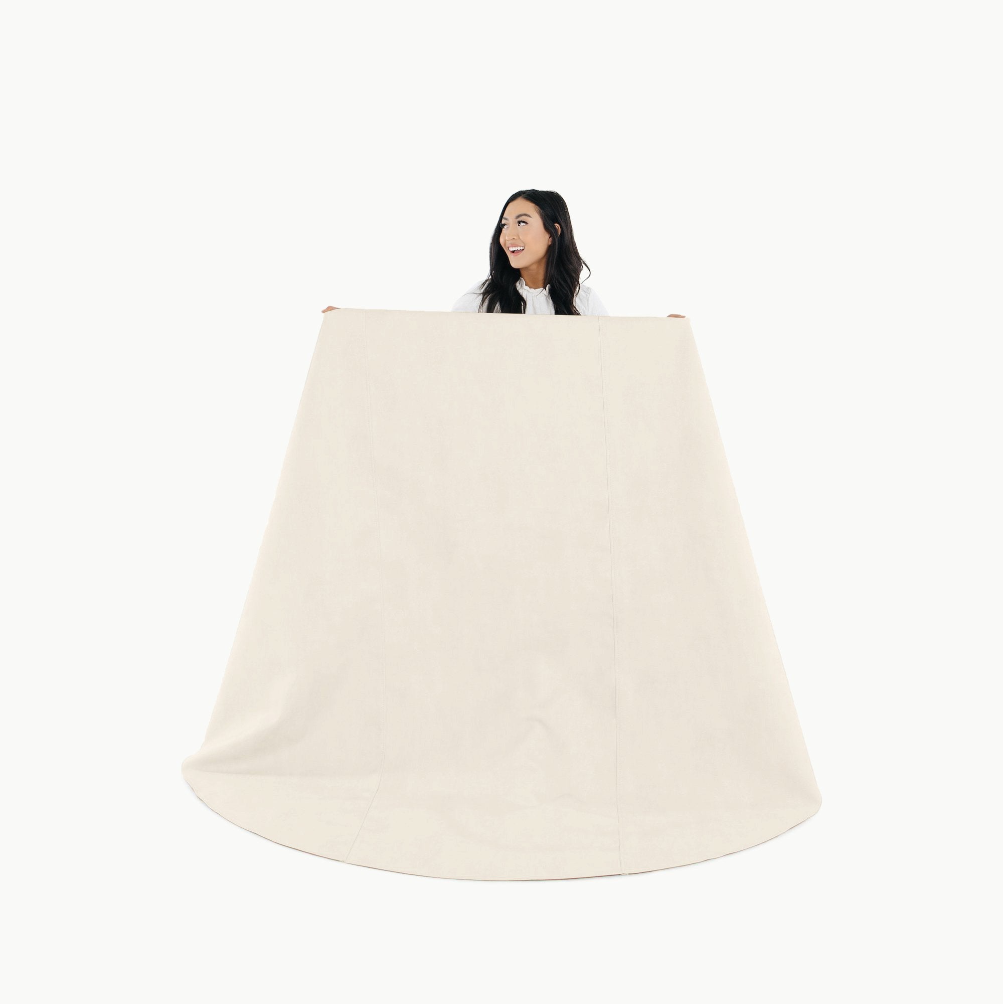 Ivory / Circle@Woman holding the Ivory Maxi Circle Mat