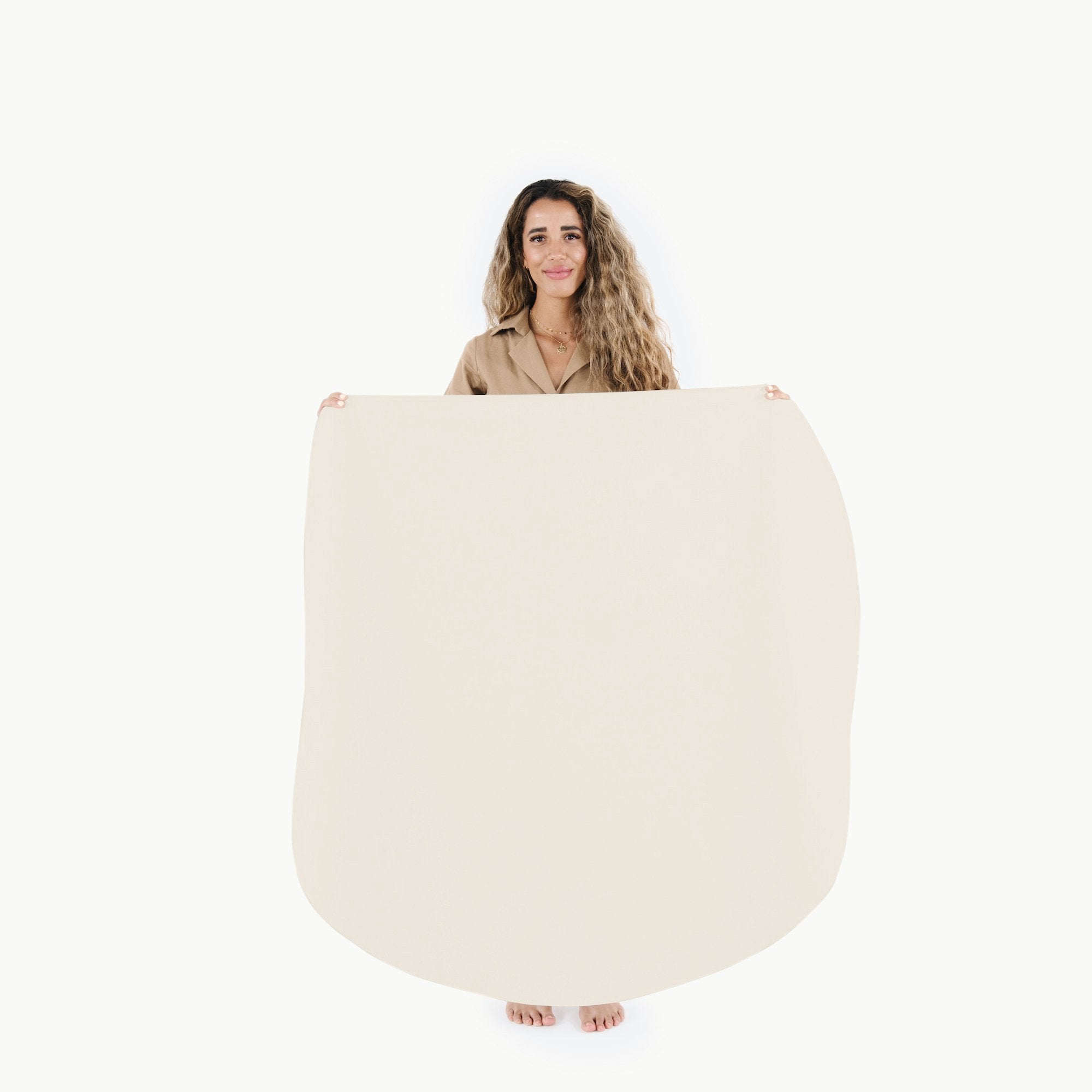 Ivory / Circle@Woman holding the Ivory Midi Circle Mat