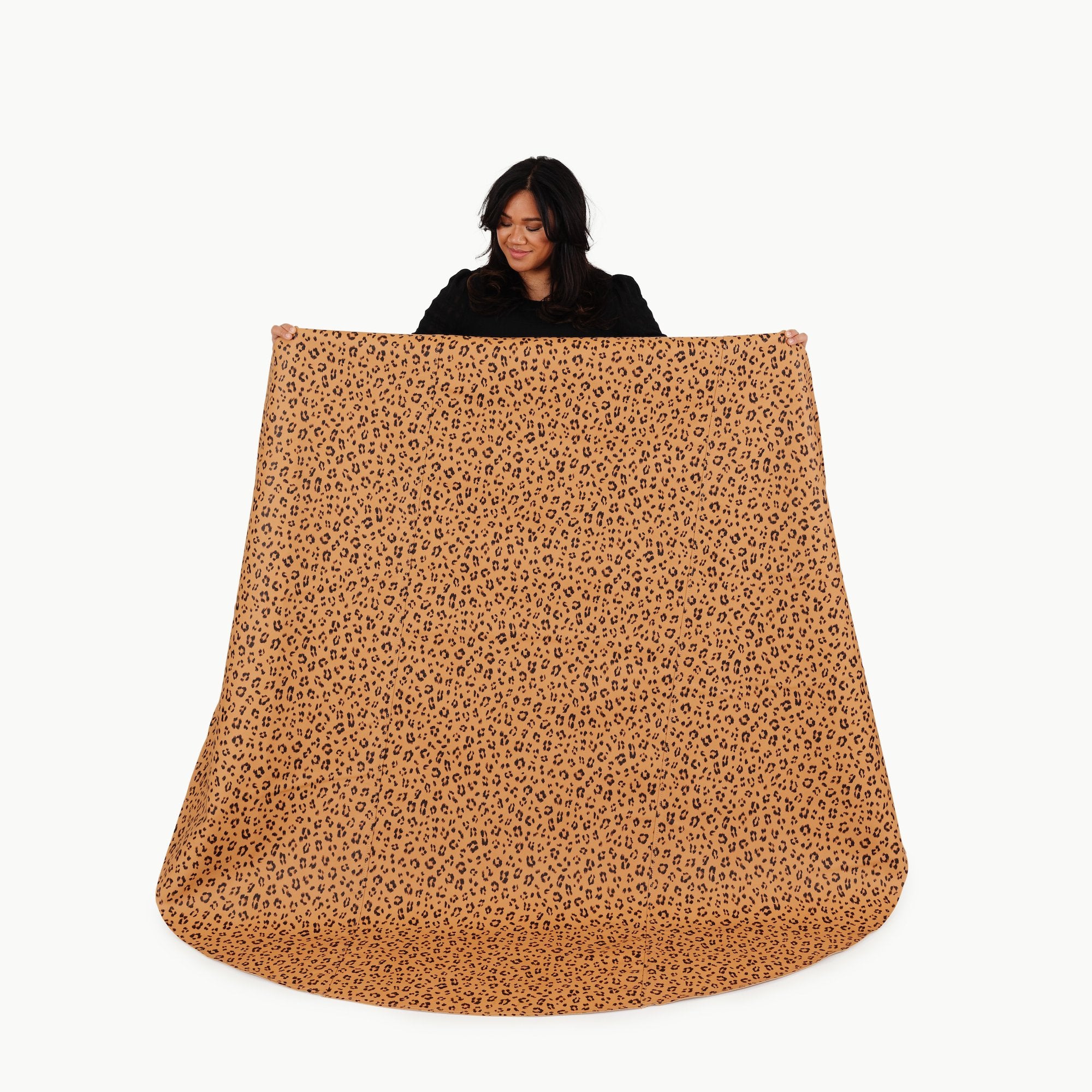 Leopard (on sale) / Circle@Woman holding a Leopard Circle Maxi Mat