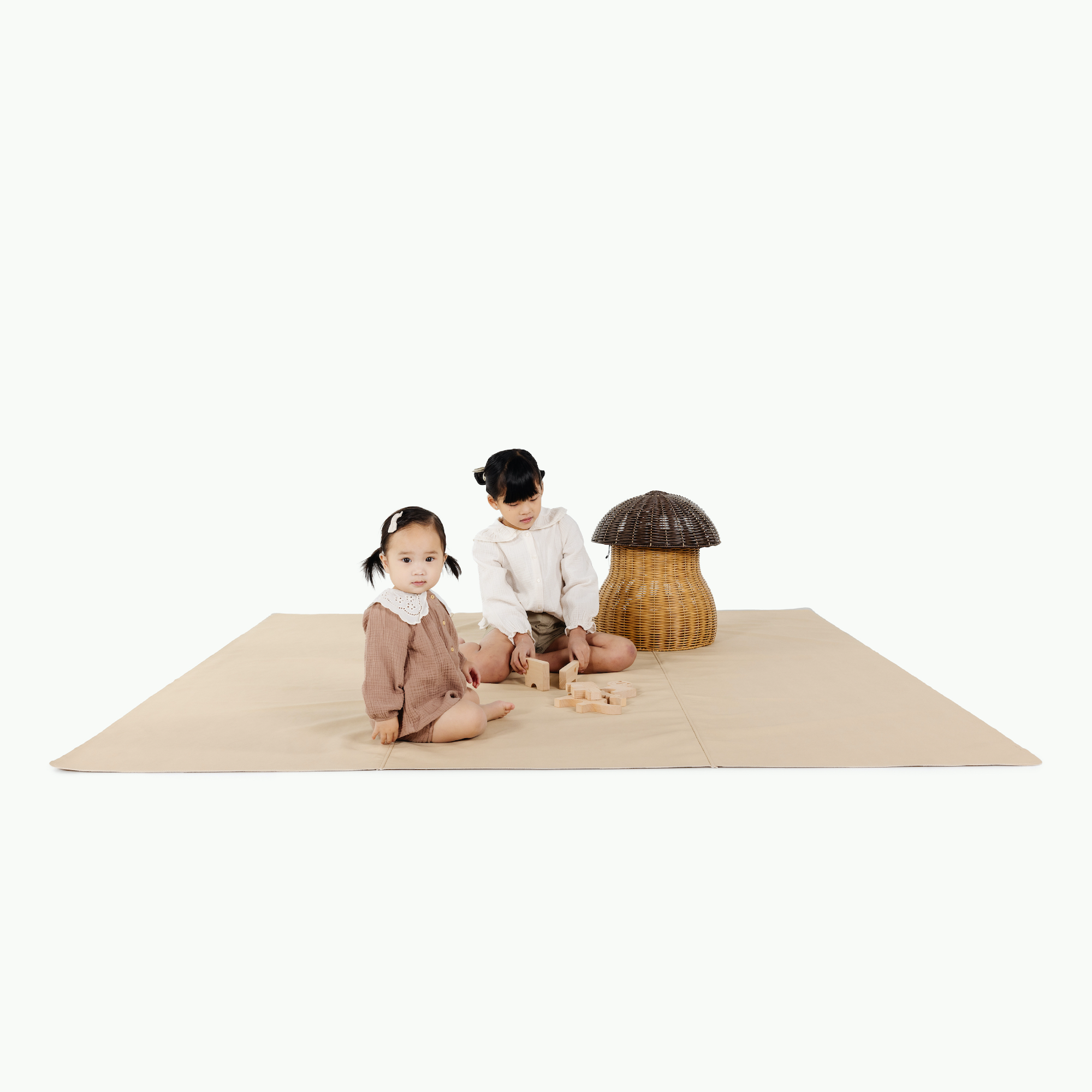 Créme (on sale) / Square@little girls playing on maxi mat