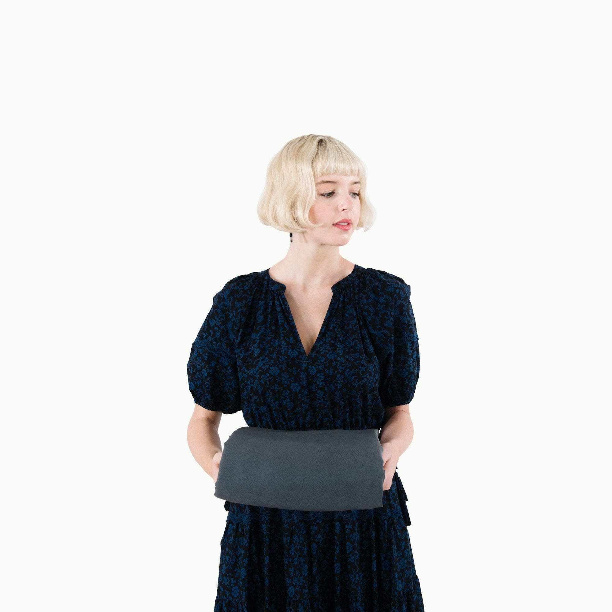 Nightfall (on sale)@Woman holding a Nightfall Maxi Mat