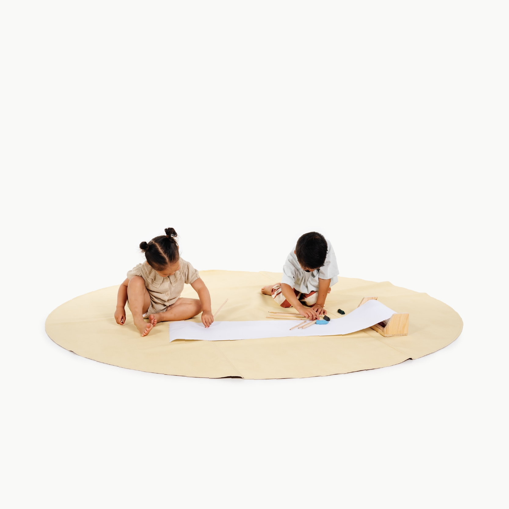 Mellow / Circle@kids playing on the maxi mat