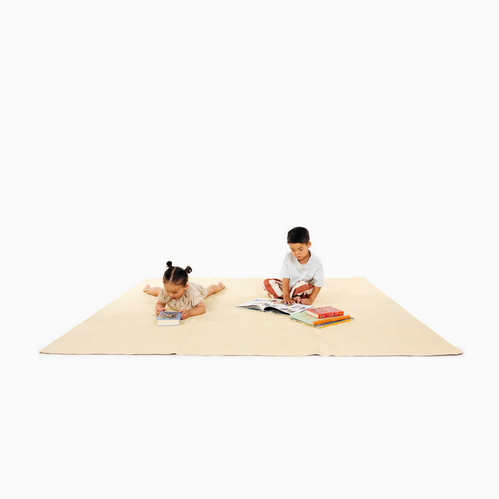 Mellow / Square@kids playing on the maxi mat