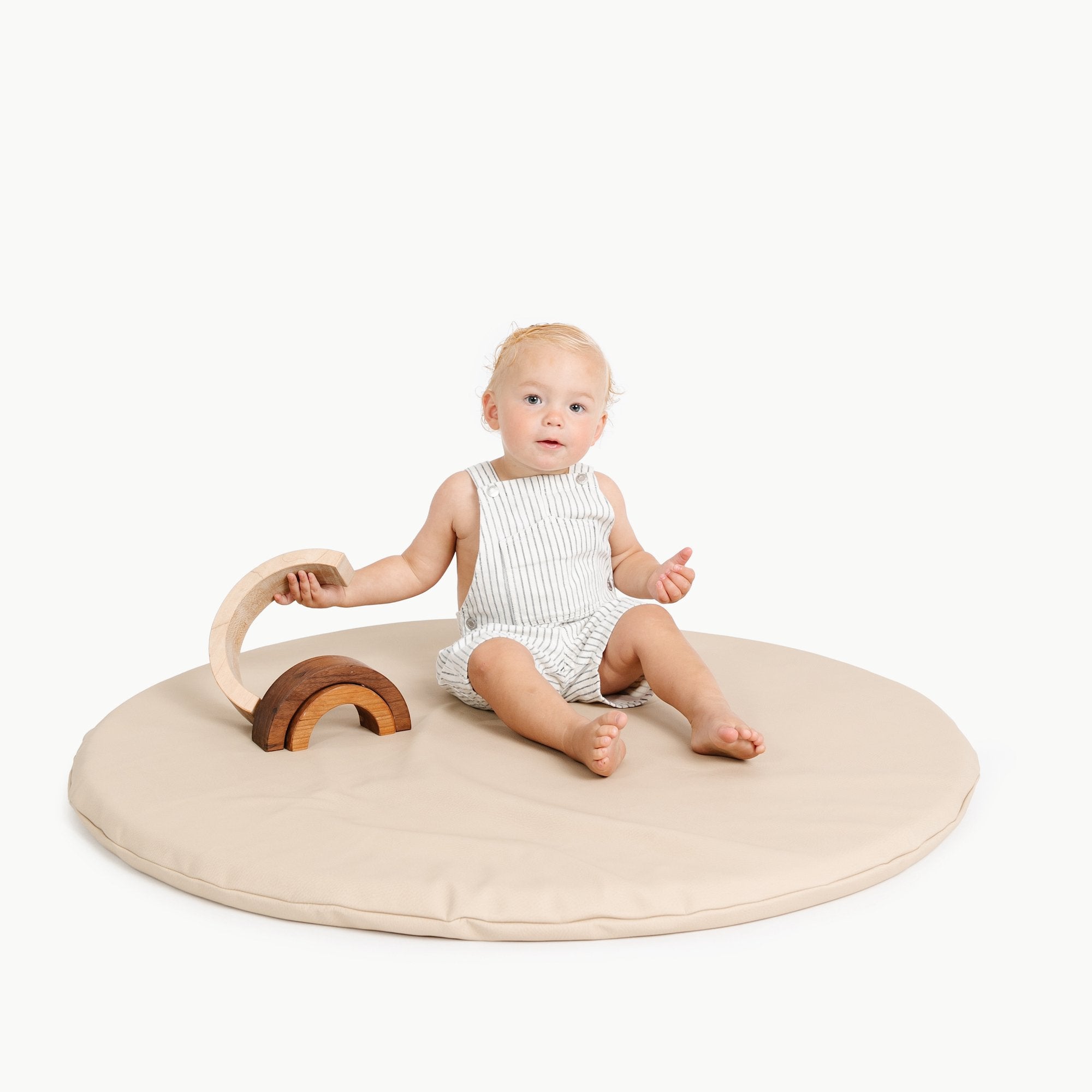 Millet / Circle@kid playing on the millet padded mini circle