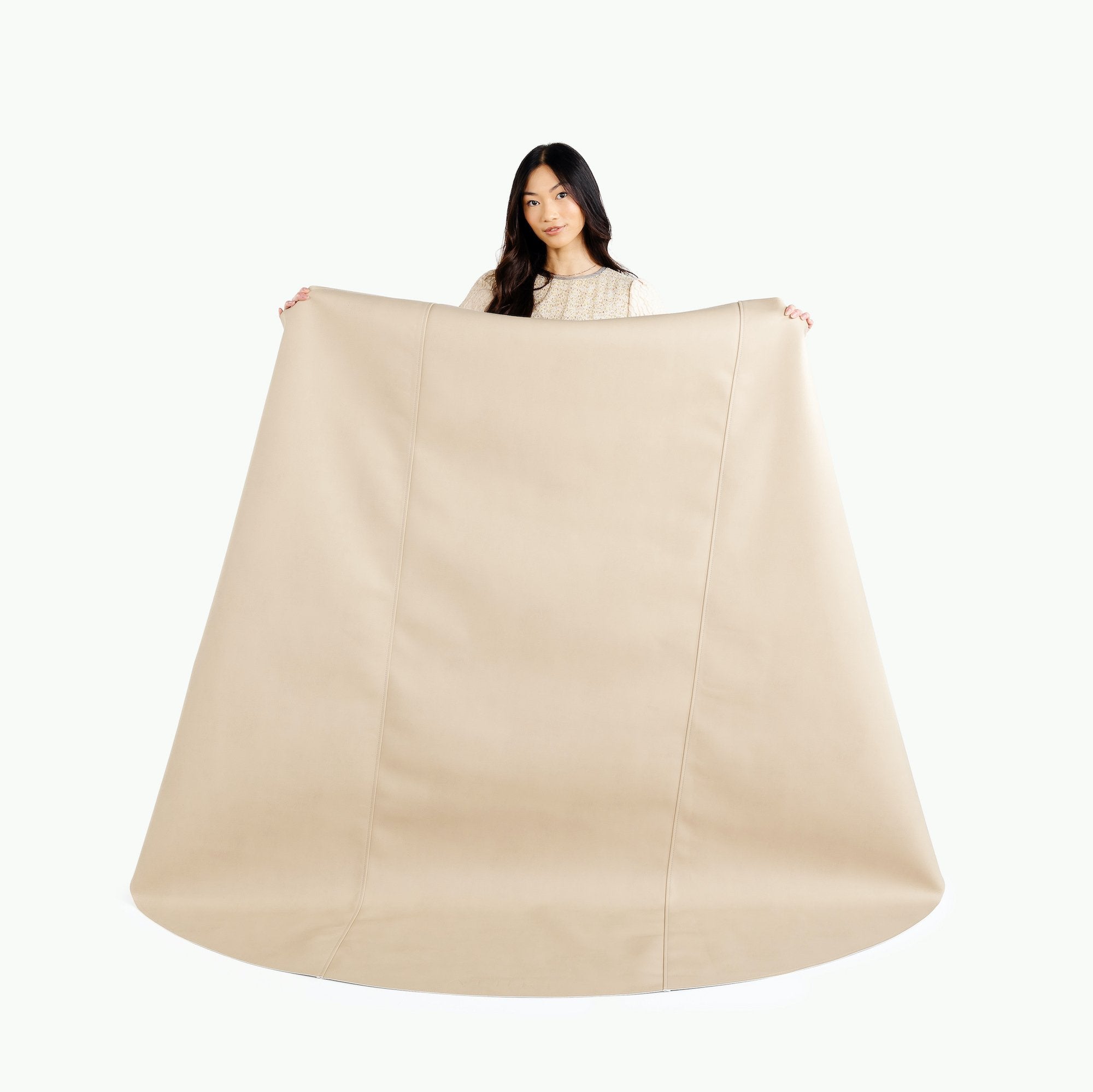 Millet / Circle@Woman holding the Millet Maxi Circle mat