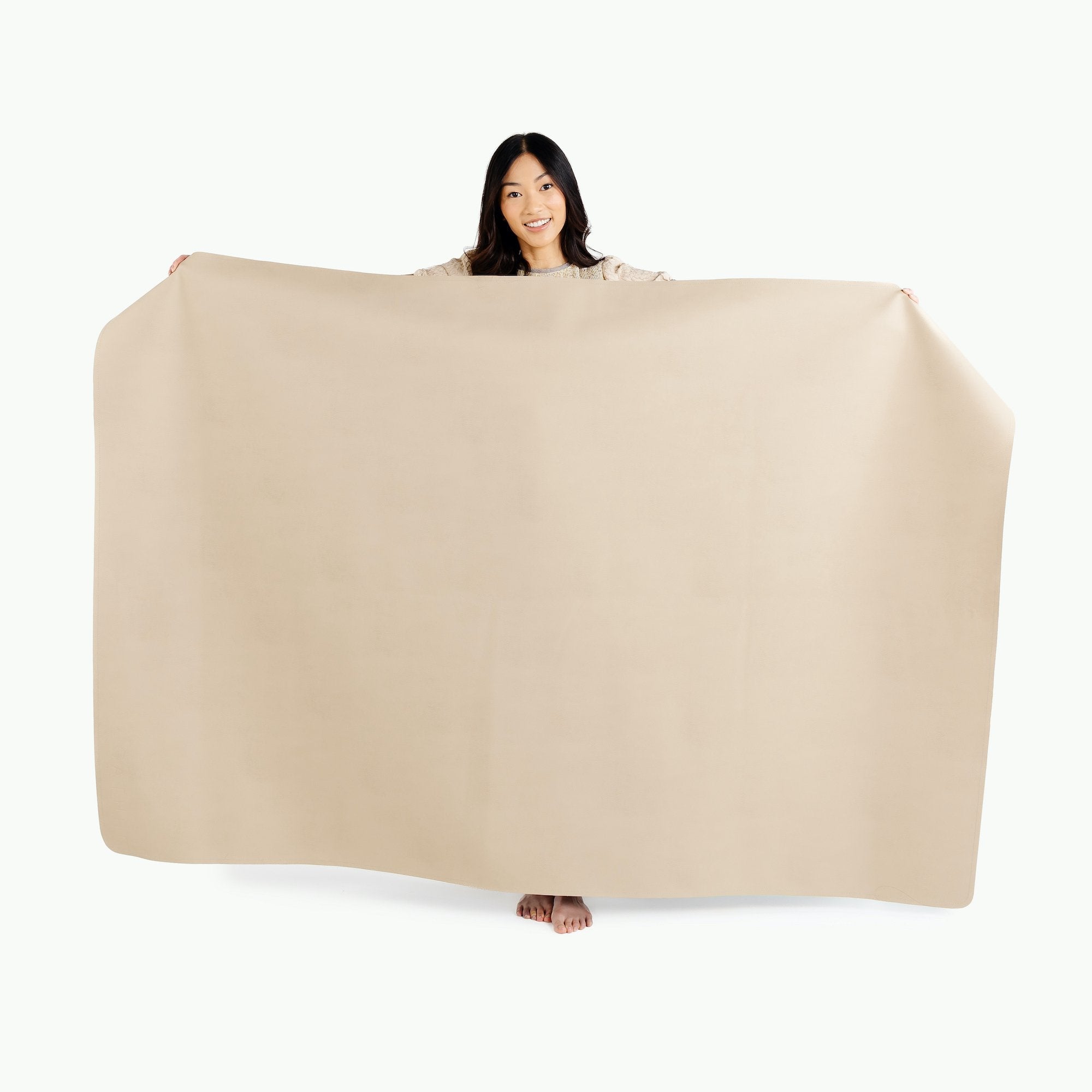 Millet (on sale)@Woman holding the Millet Midi+ Mat