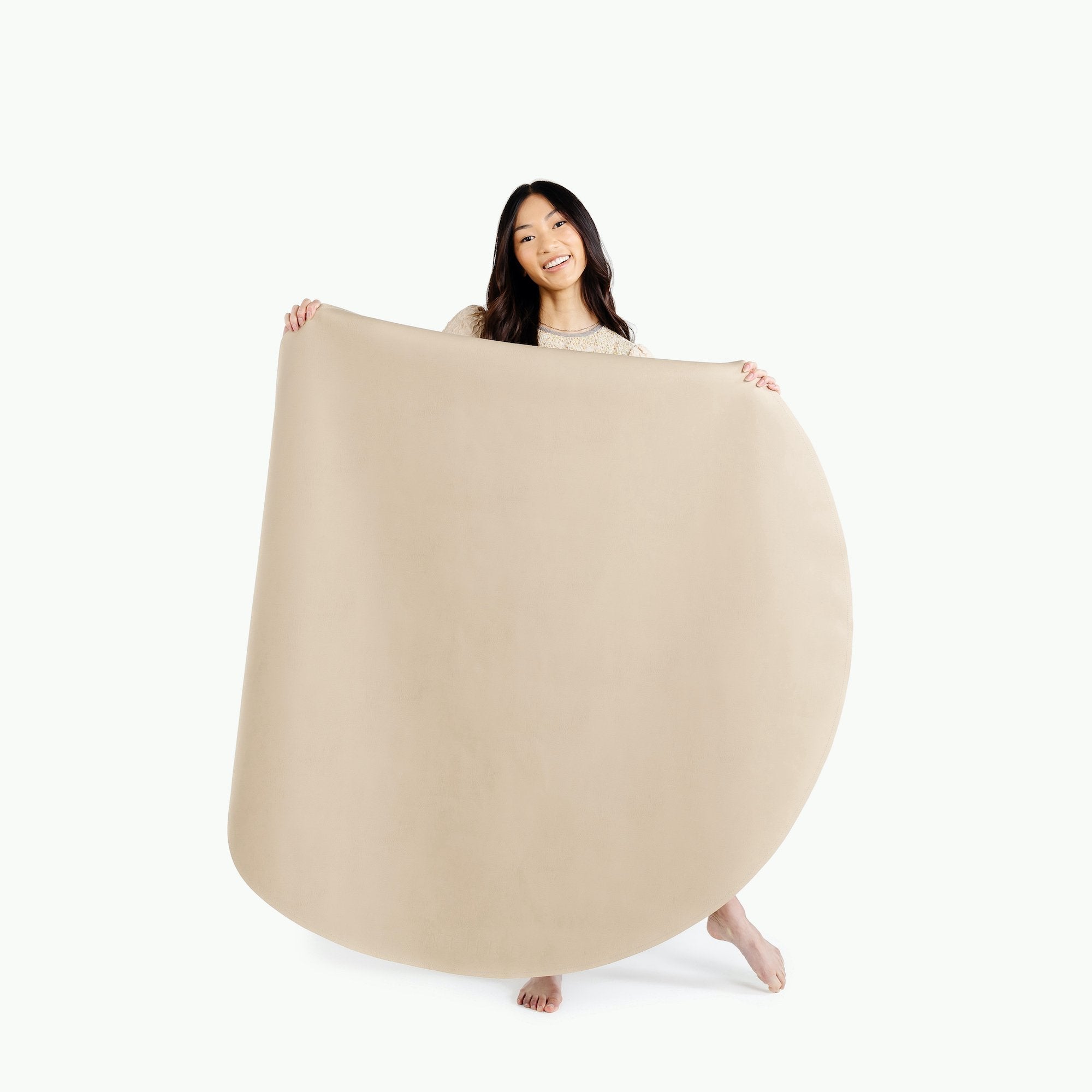 Millet / Circle@Woman holding the Millet Circle Midi Mat