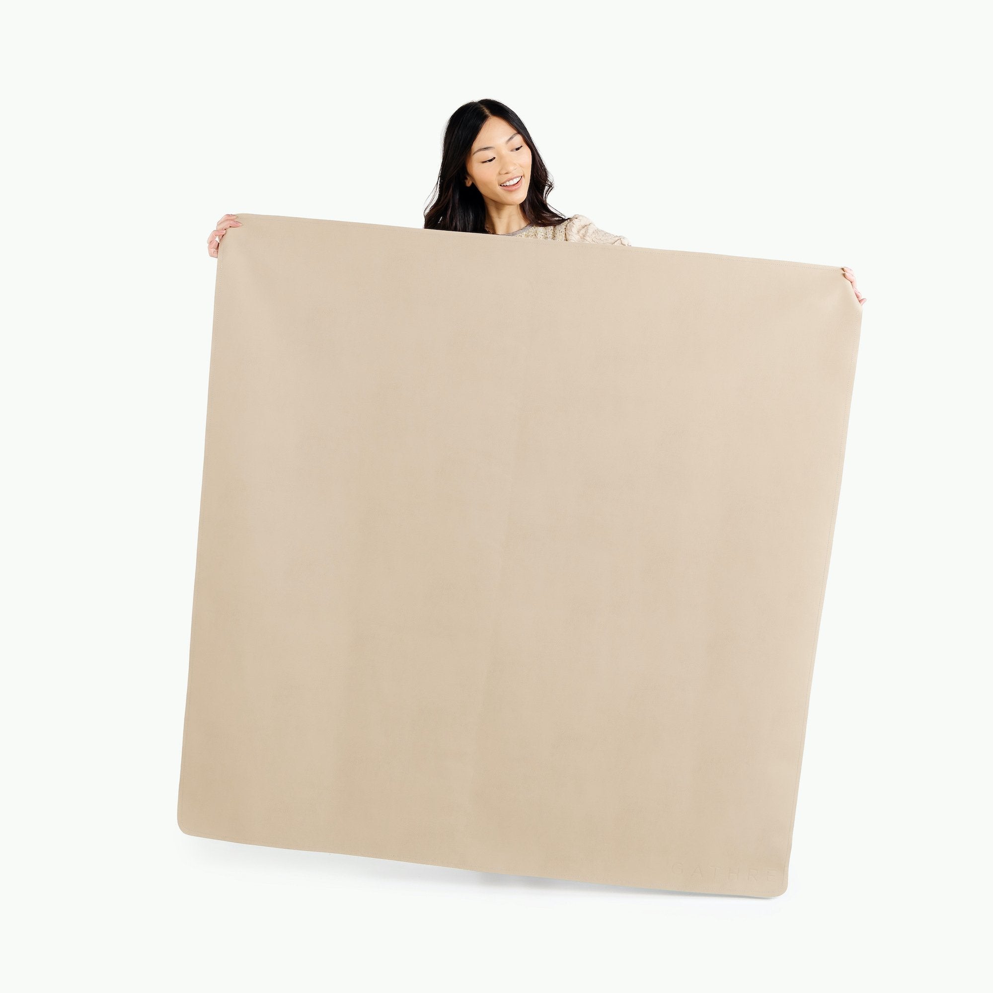 Millet / Square@Woman holding the Millet Square Midi Mat