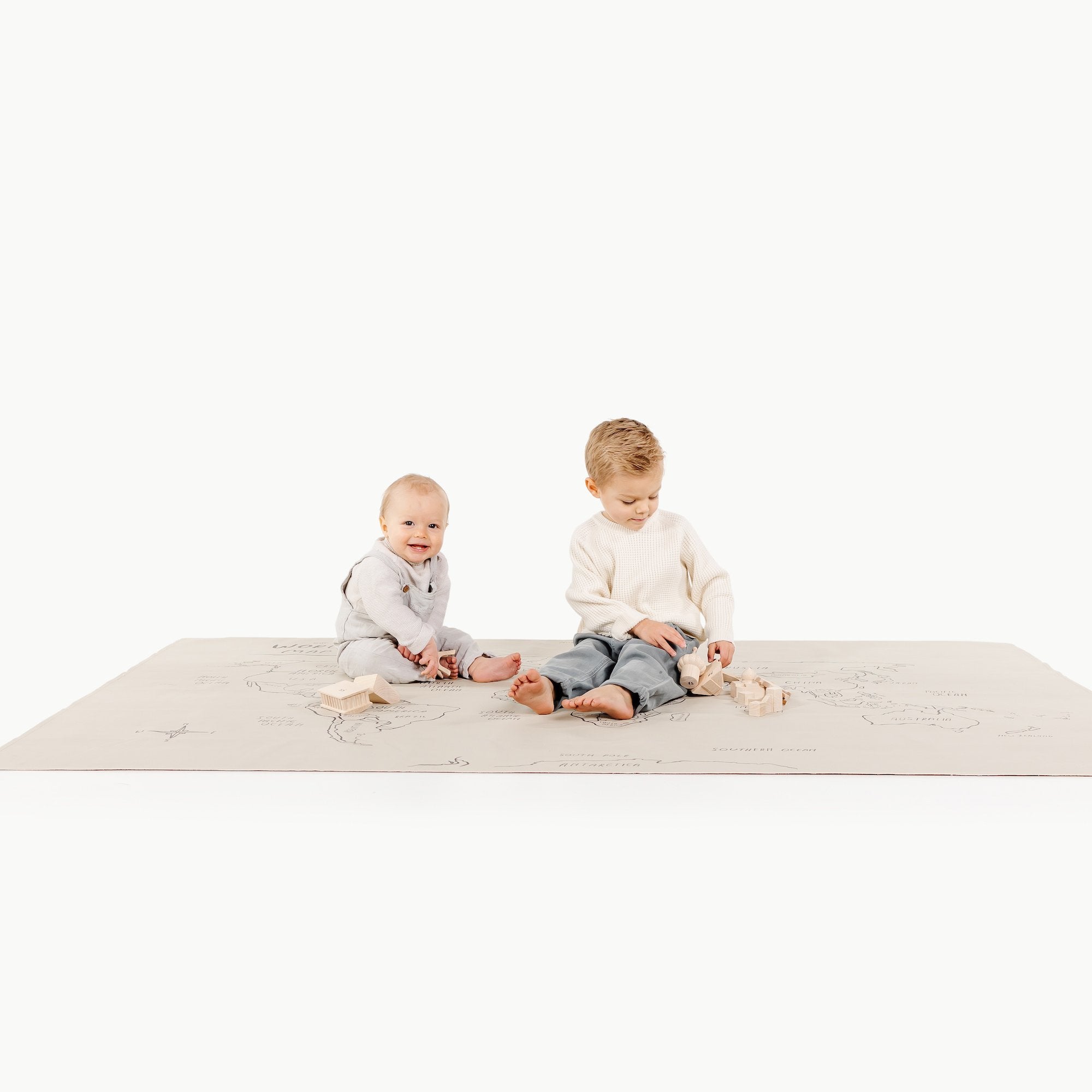 World Map@Kid sitting on the Midi+ World Map