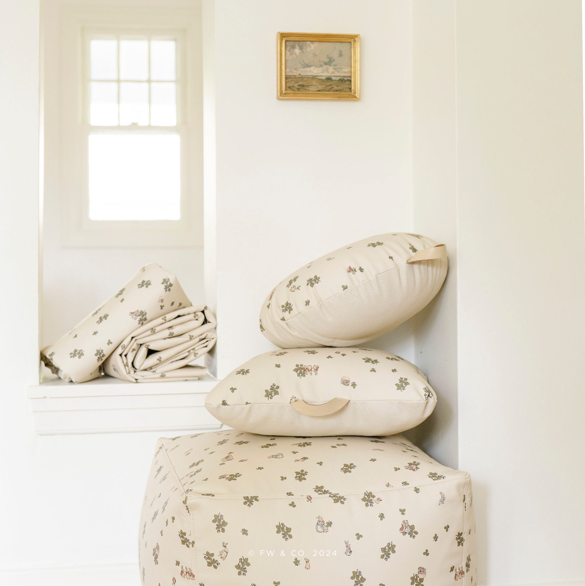 Peter Rabbit™ (on sale) / Circle@lifestyle image of mini cushion