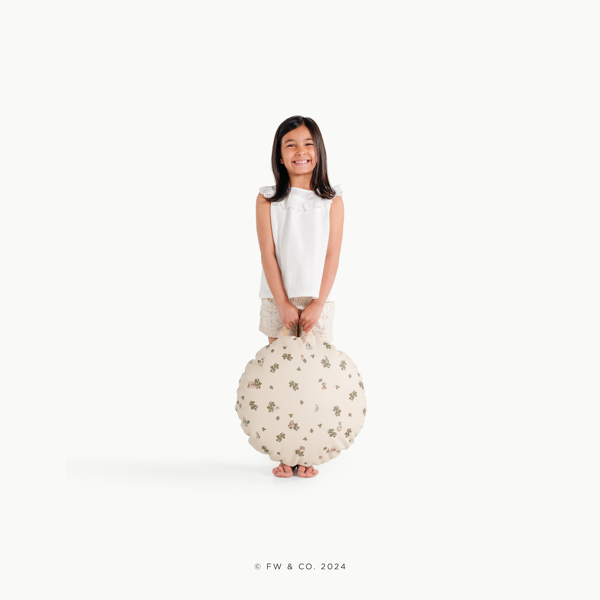Peter Rabbit™ / Circle@little girl holding a mini cushion
