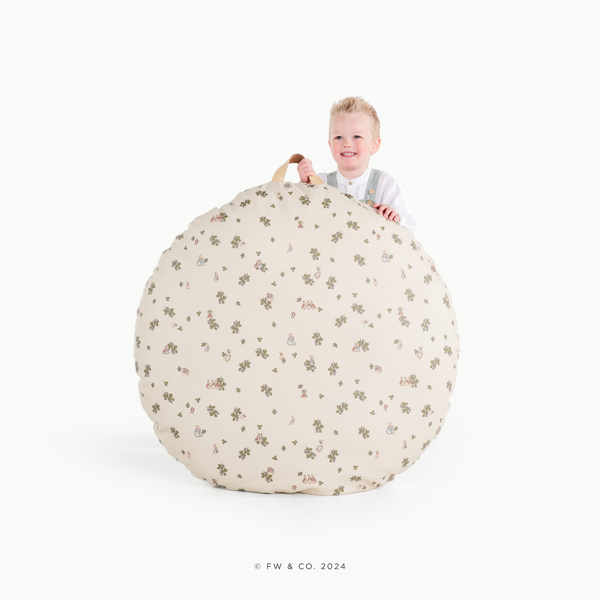 Peter Rabbit™ (on sale) / Circle@little boy holding circle pouf