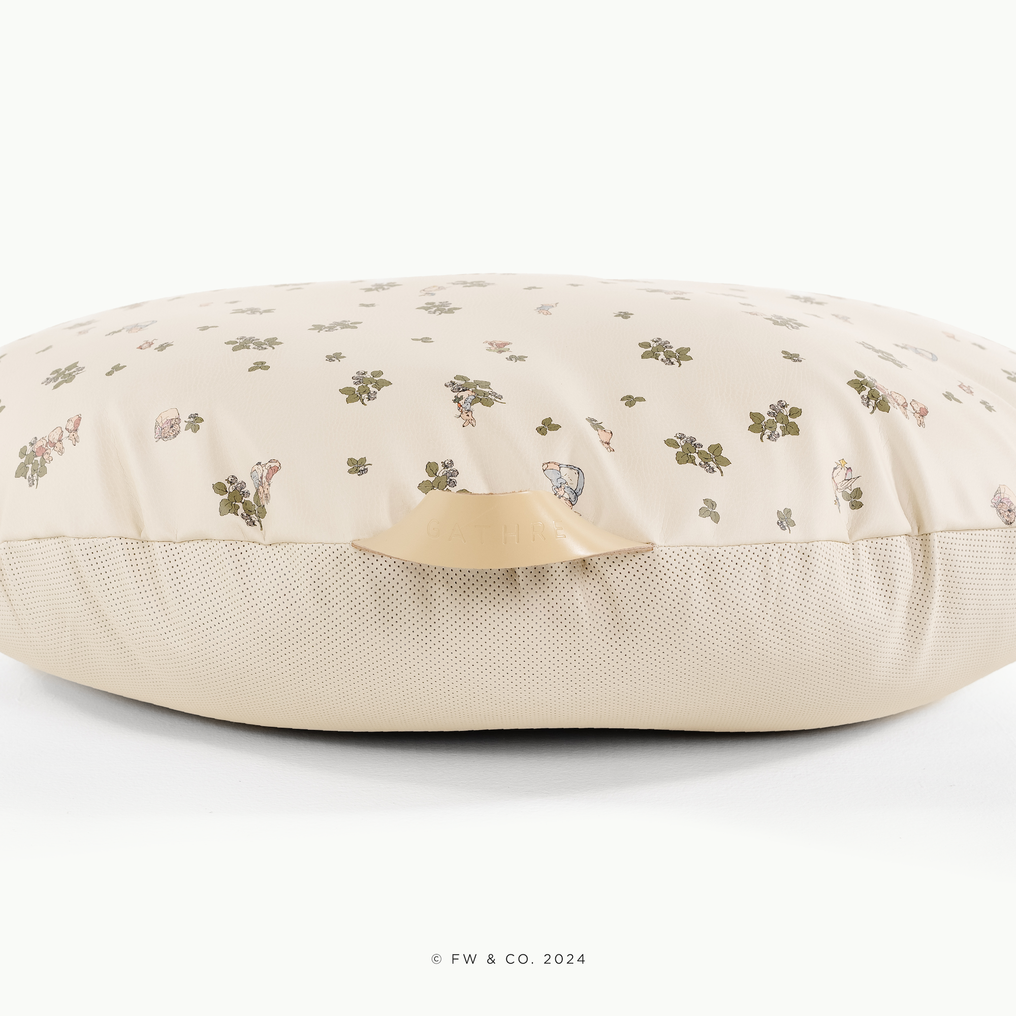 Peter Rabbit™ (on sale) / Circle@handle detail of pouf