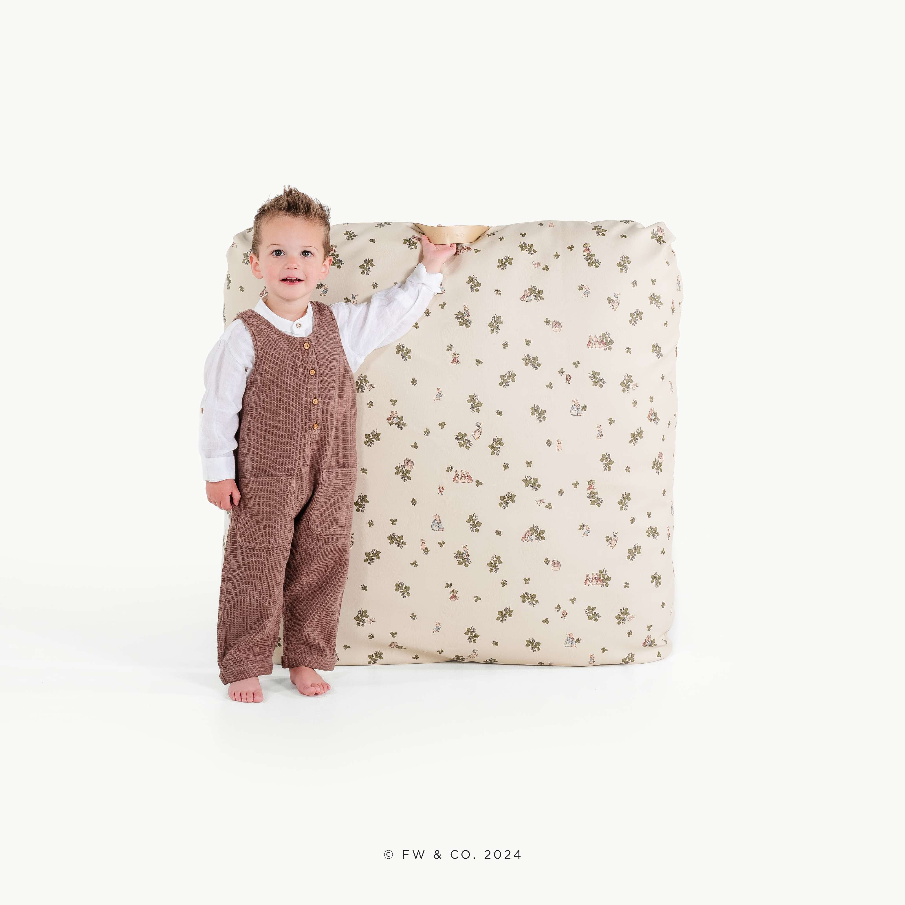 Peter Rabbit™ (on sale) / Square@little boy holding square pouf