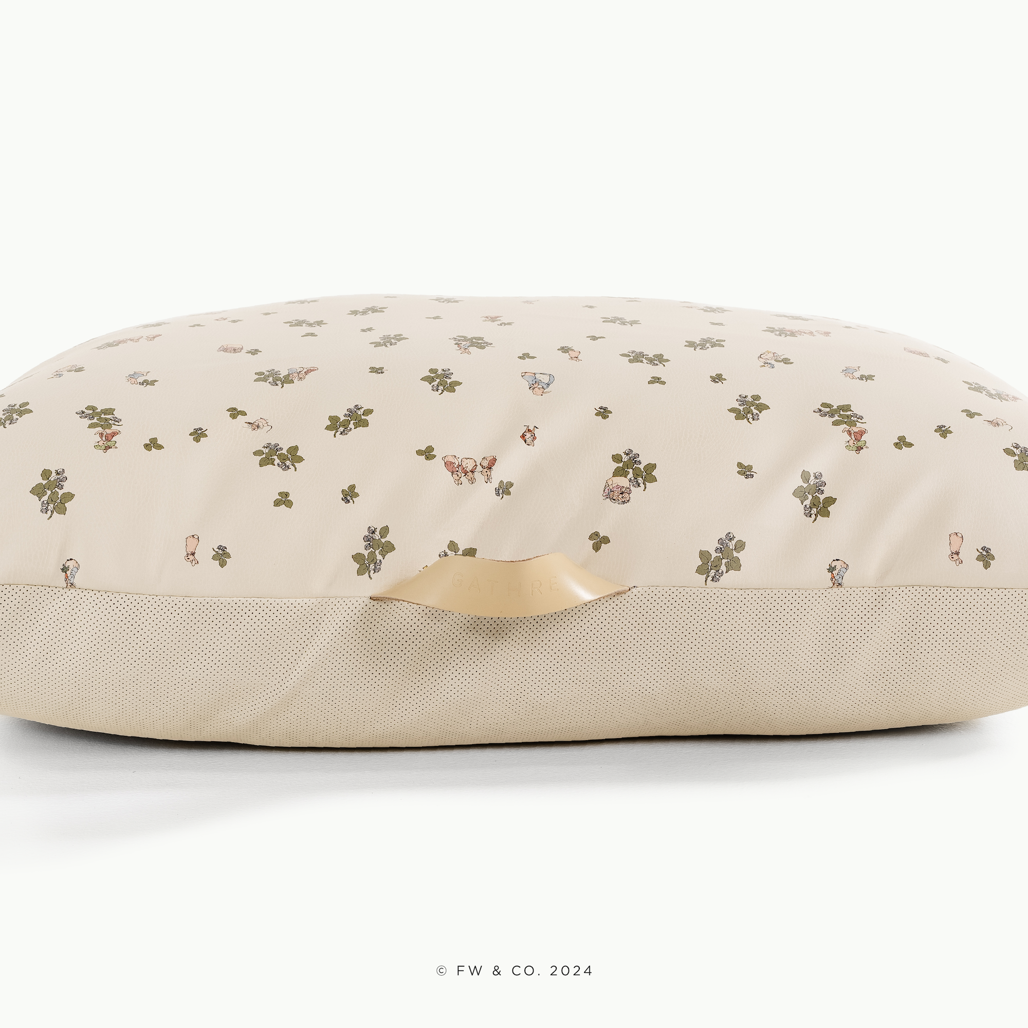 Peter Rabbit™ (on sale) / Square@handle detail of square pouf