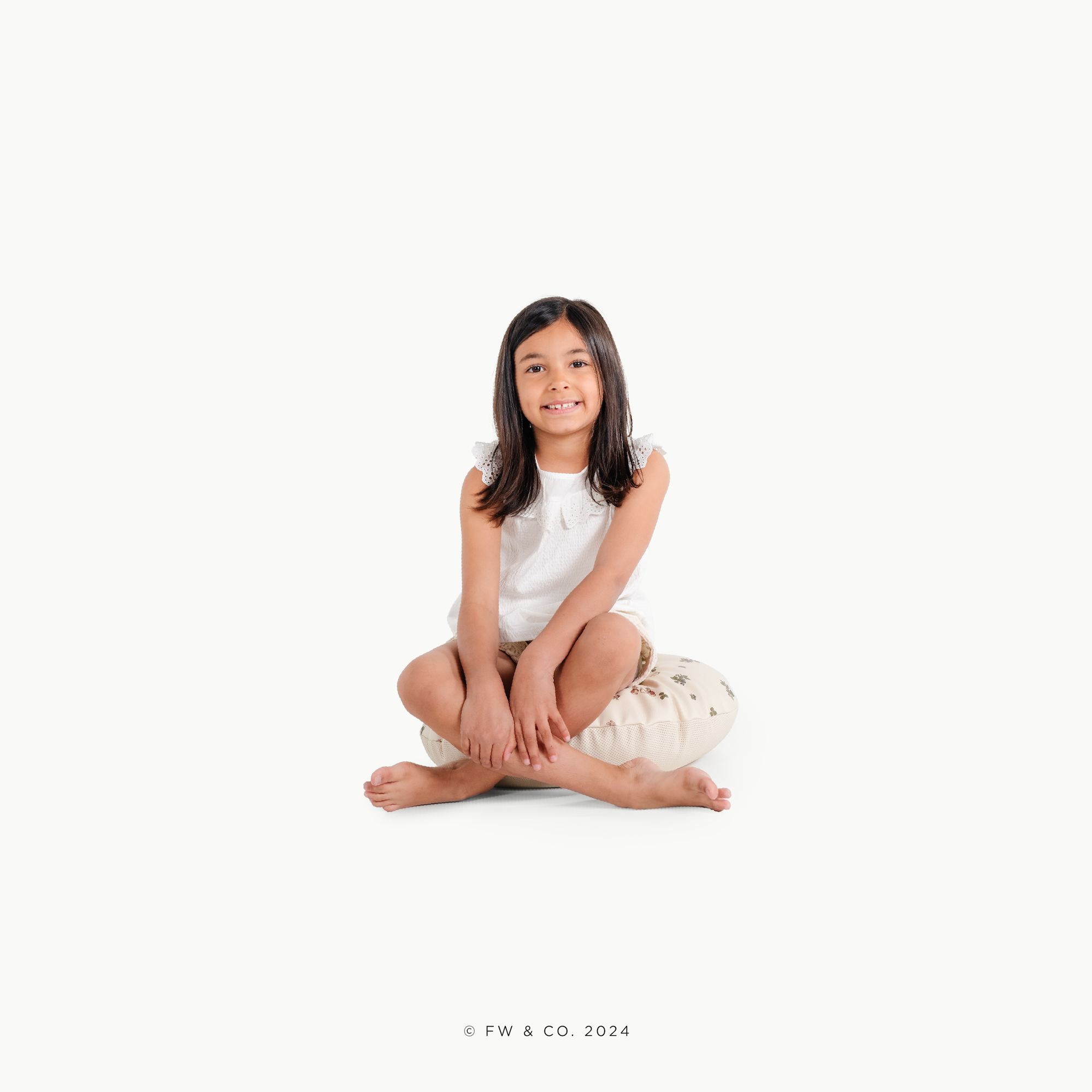 Peter Rabbit™ / Circle@little girl sitting on a mini cushion