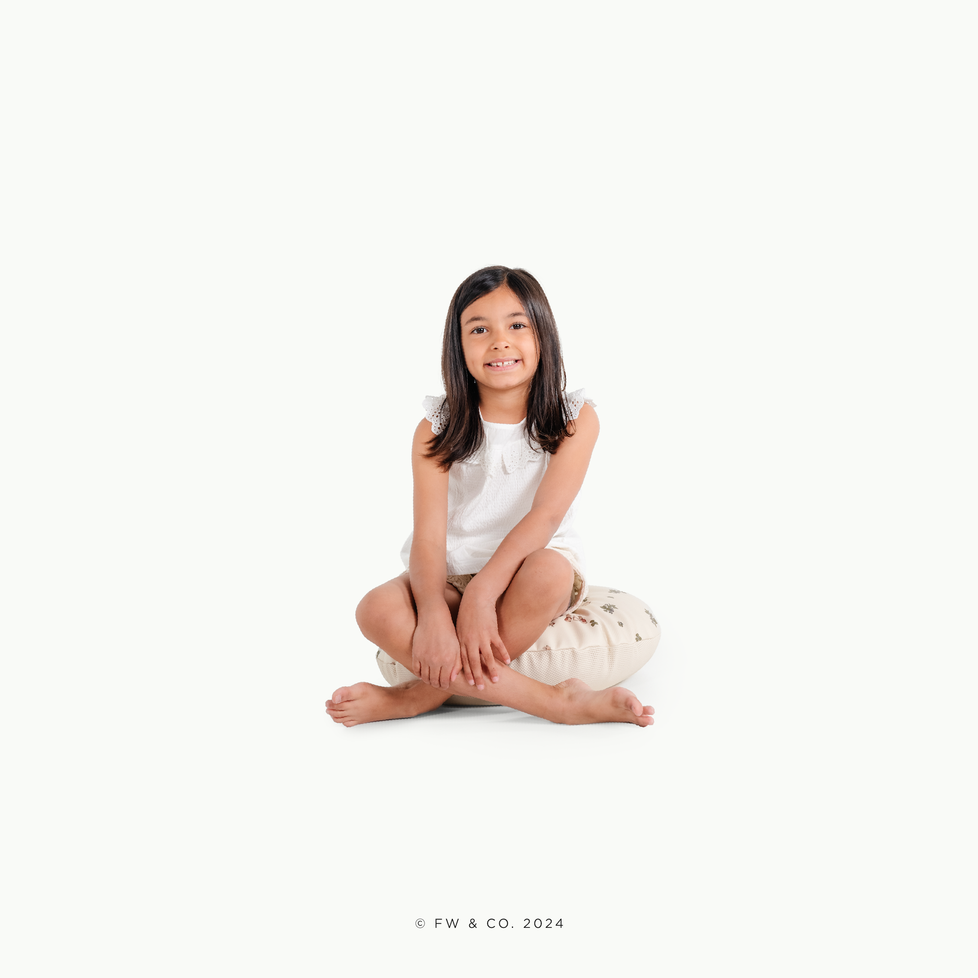 Peter Rabbit™ / Circle@little girl sitting on a mini cushion