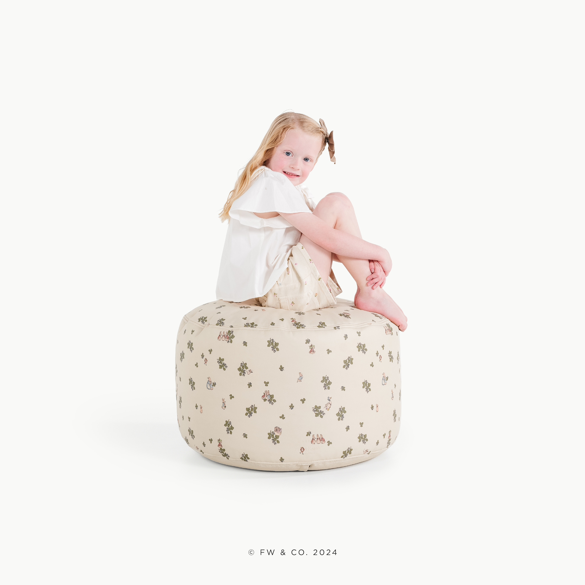 Peter Rabbit™ / Circle@little girl sitting on pouf