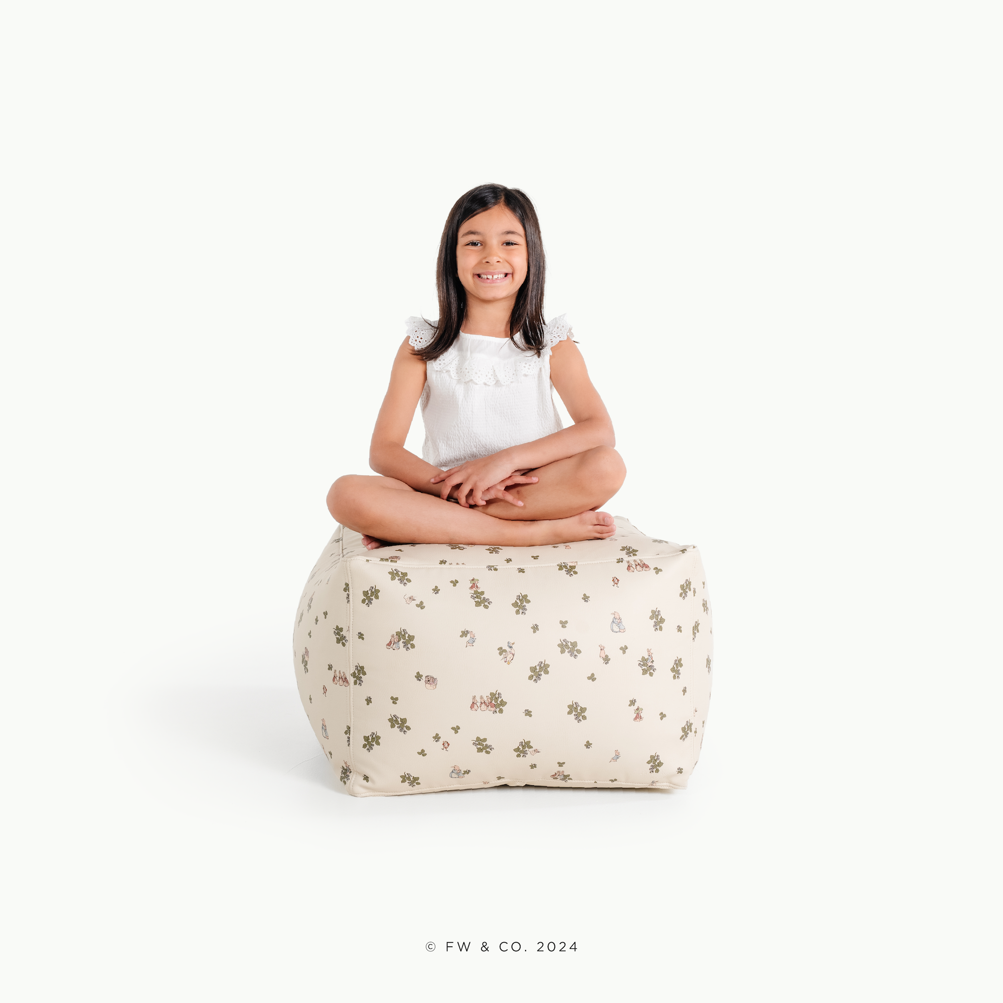 Peter Rabbit™ / Square@little girl sitting on pouf