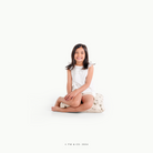 Peter Rabbit™ / Square@little girl sitting a mini cushion